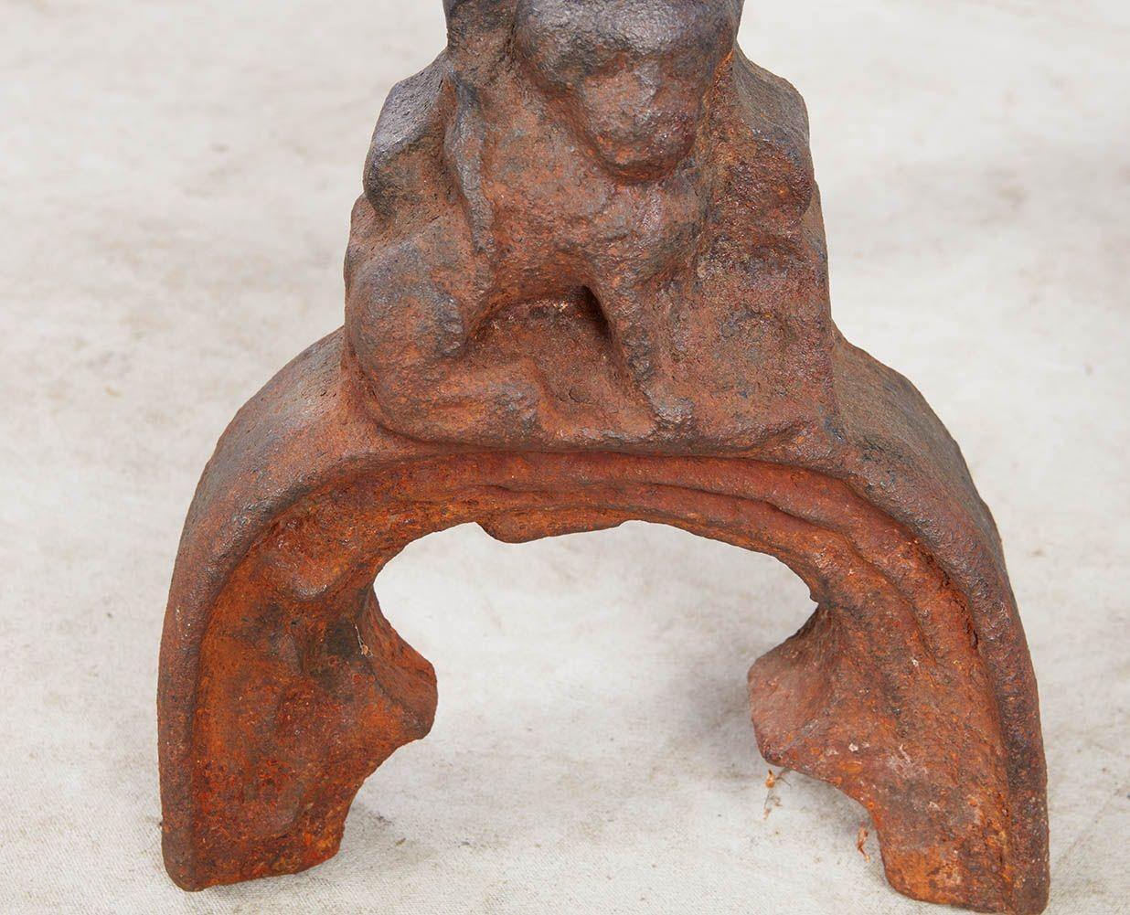 Seltenes Paar mittelalterlicher Sandguss-Andirons (Eisen) im Angebot
