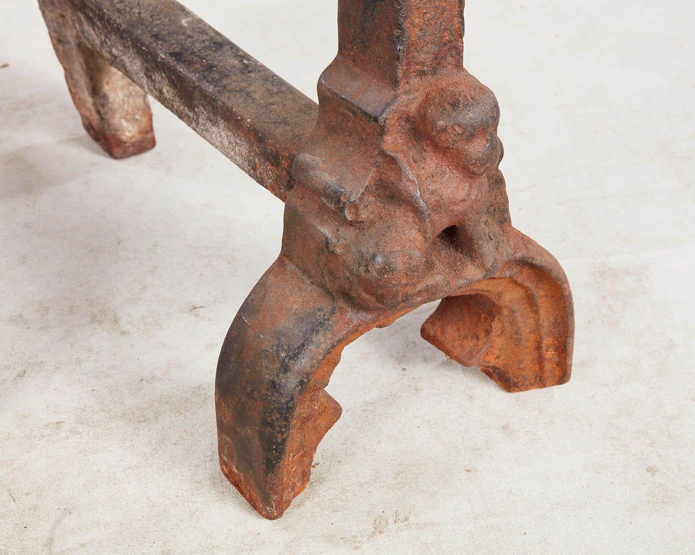 Seltenes Paar mittelalterlicher Sandguss-Andirons im Angebot 1