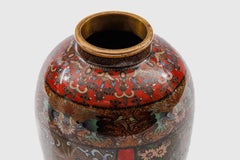 Seltenes Paar japanischer Cloisonne-Emaille-Vasen aus der Meiji-Periode Drache mit rotem Grund