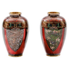 Seltenes Paar japanischer Cloisonne-Emaille-Vasen aus der Meiji-Periode Drache mit rotem Grund