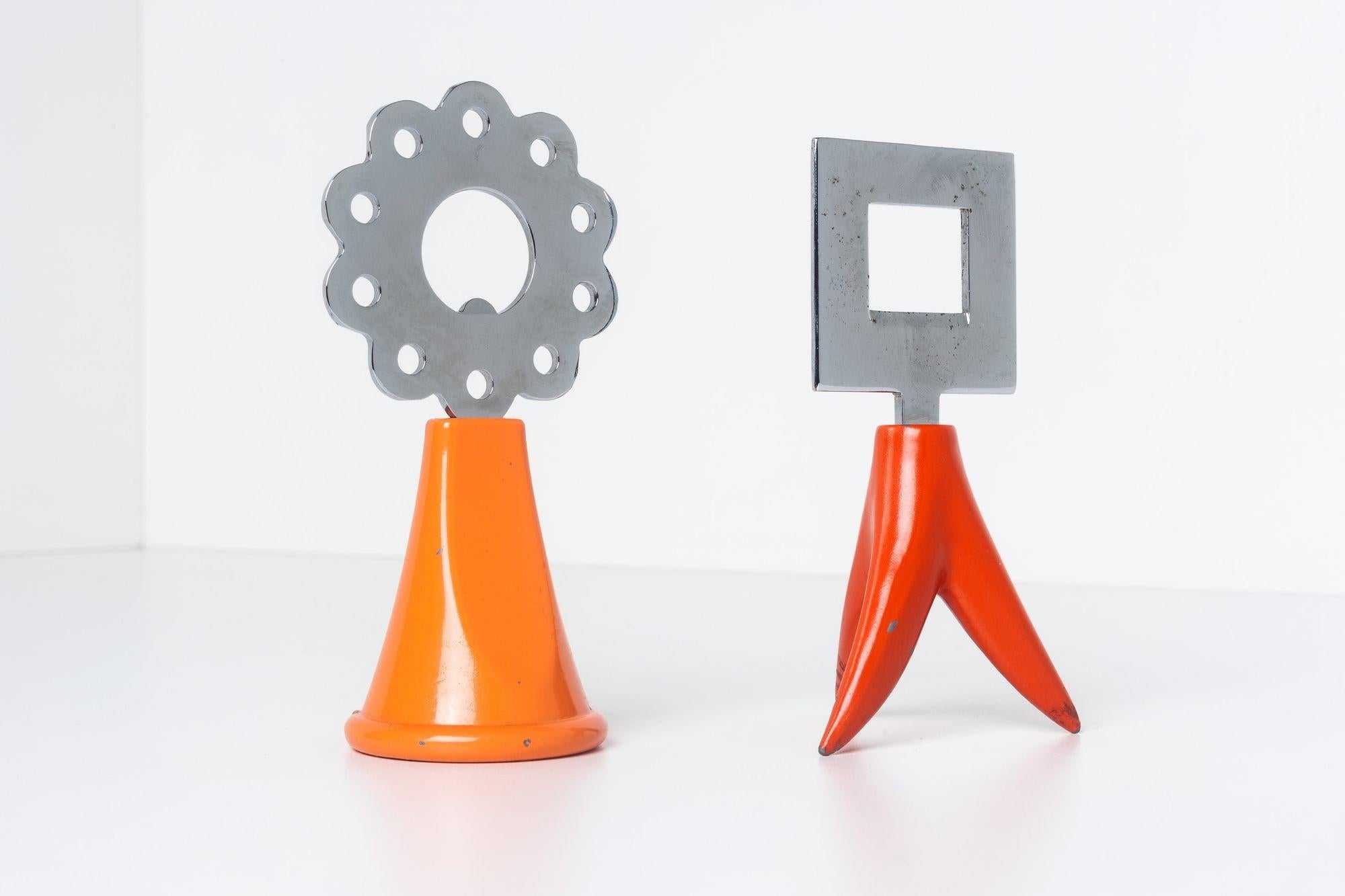 Rare paire de décapsuleurs Memphis de Marco Zanuso pour Giotto 1993, Italie
Conçu par Marco Zanuso jr. pour GIOTTO. Bien qu'Ettore Sottsass ait fait partie de la société, il s'agit de Memphis. Il s'agissait à l'origine d'un lot de 3 pièces, qui ont
