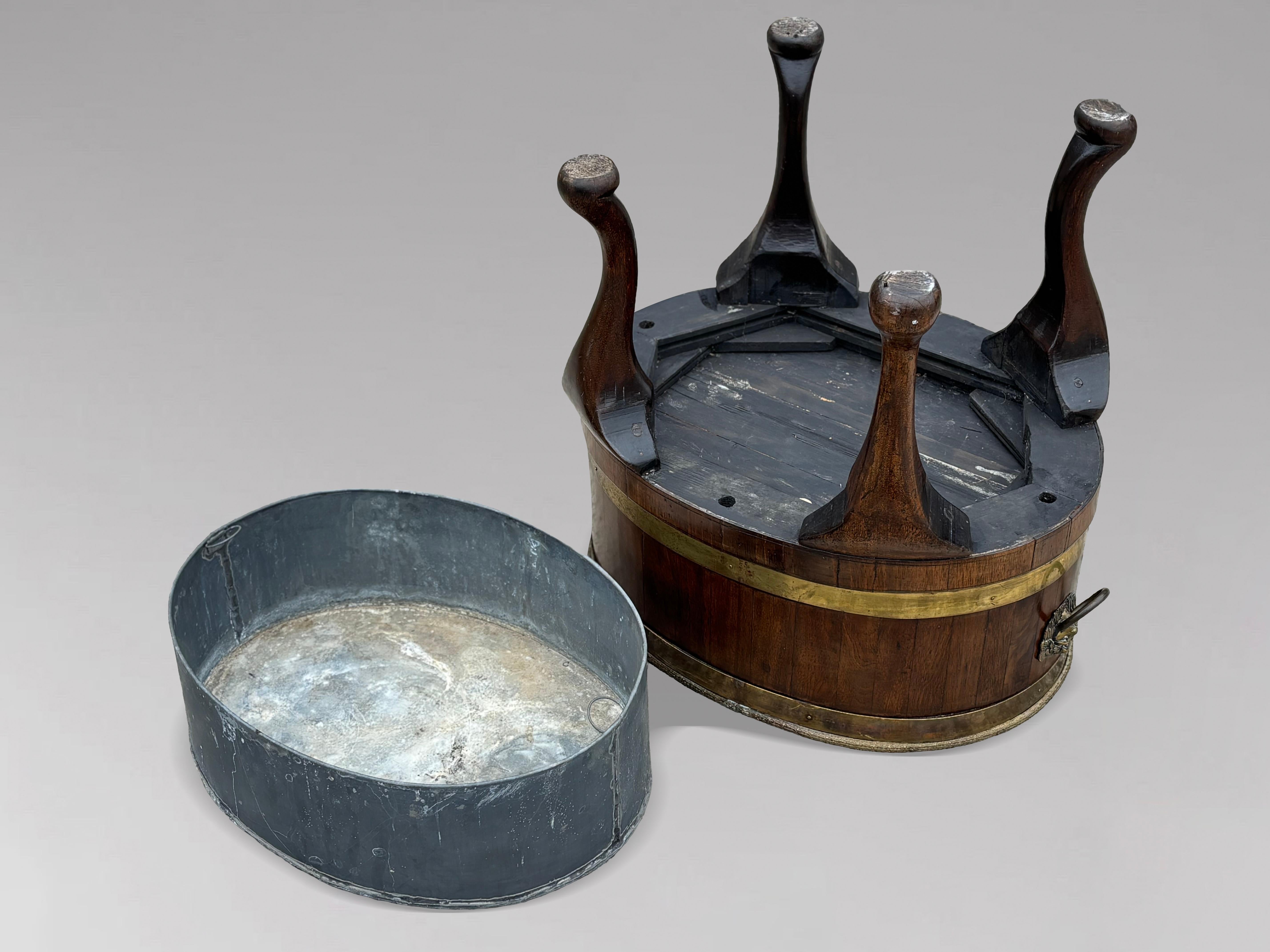 Rare paire de refroidisseurs de vin en acajou géorgien du milieu du 18e siècle, bordés de laiton en vente 3