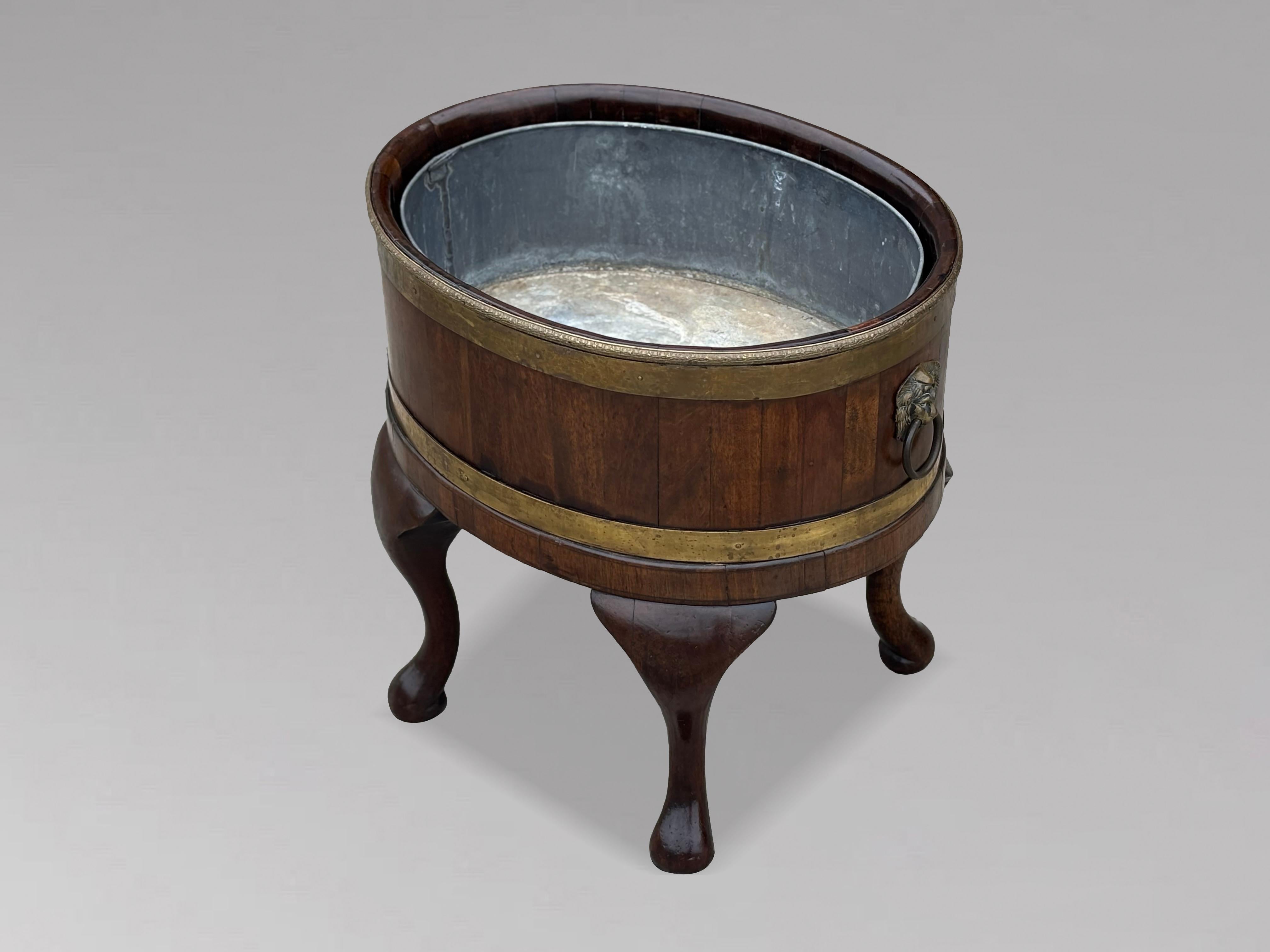 Rare paire de refroidisseurs de vin en acajou géorgien du milieu du 18e siècle, bordés de laiton en vente 4