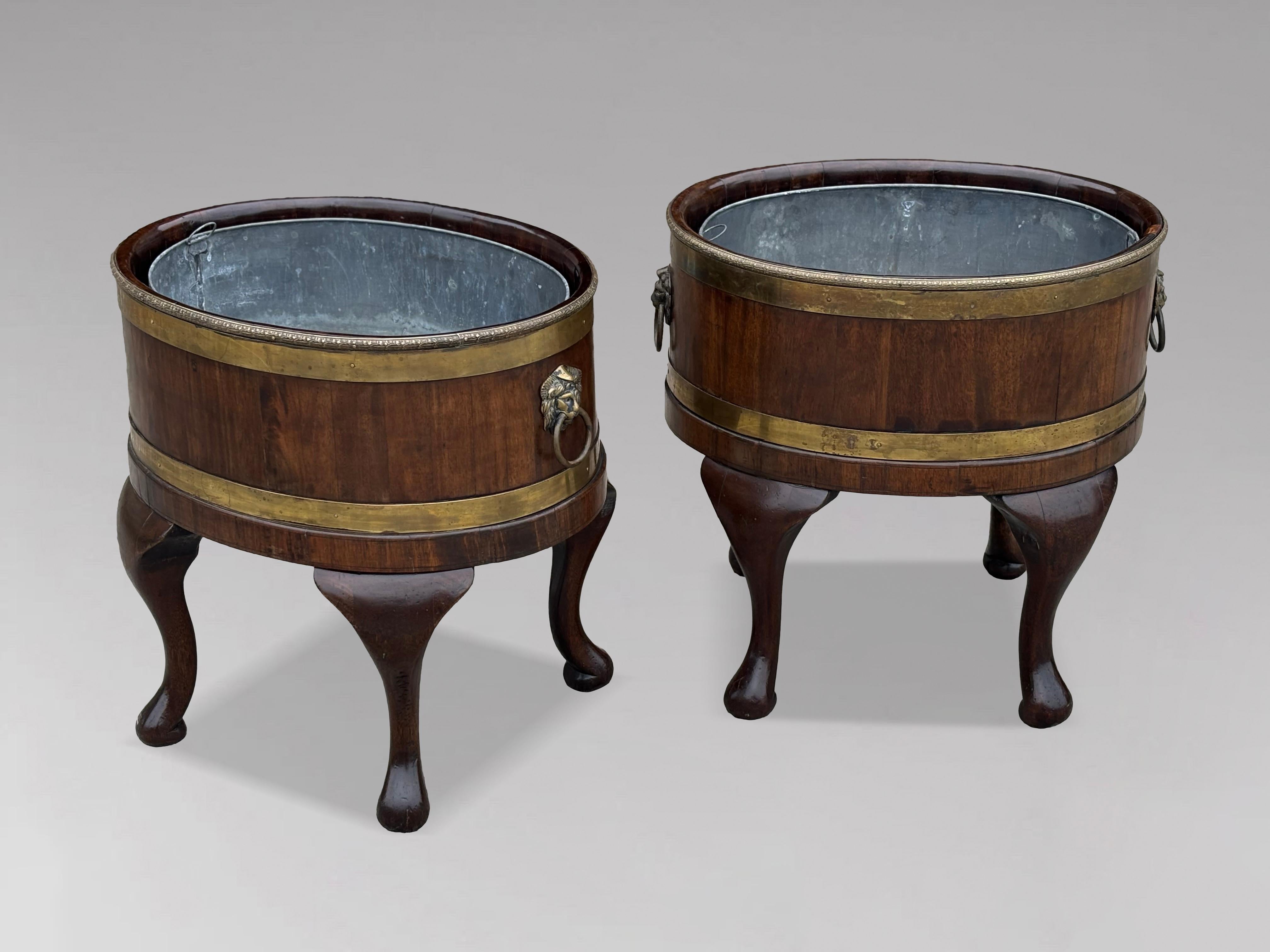 Rare paire de refroidisseurs de vin en acajou géorgien du milieu du 18e siècle, bordés de laiton en vente 5