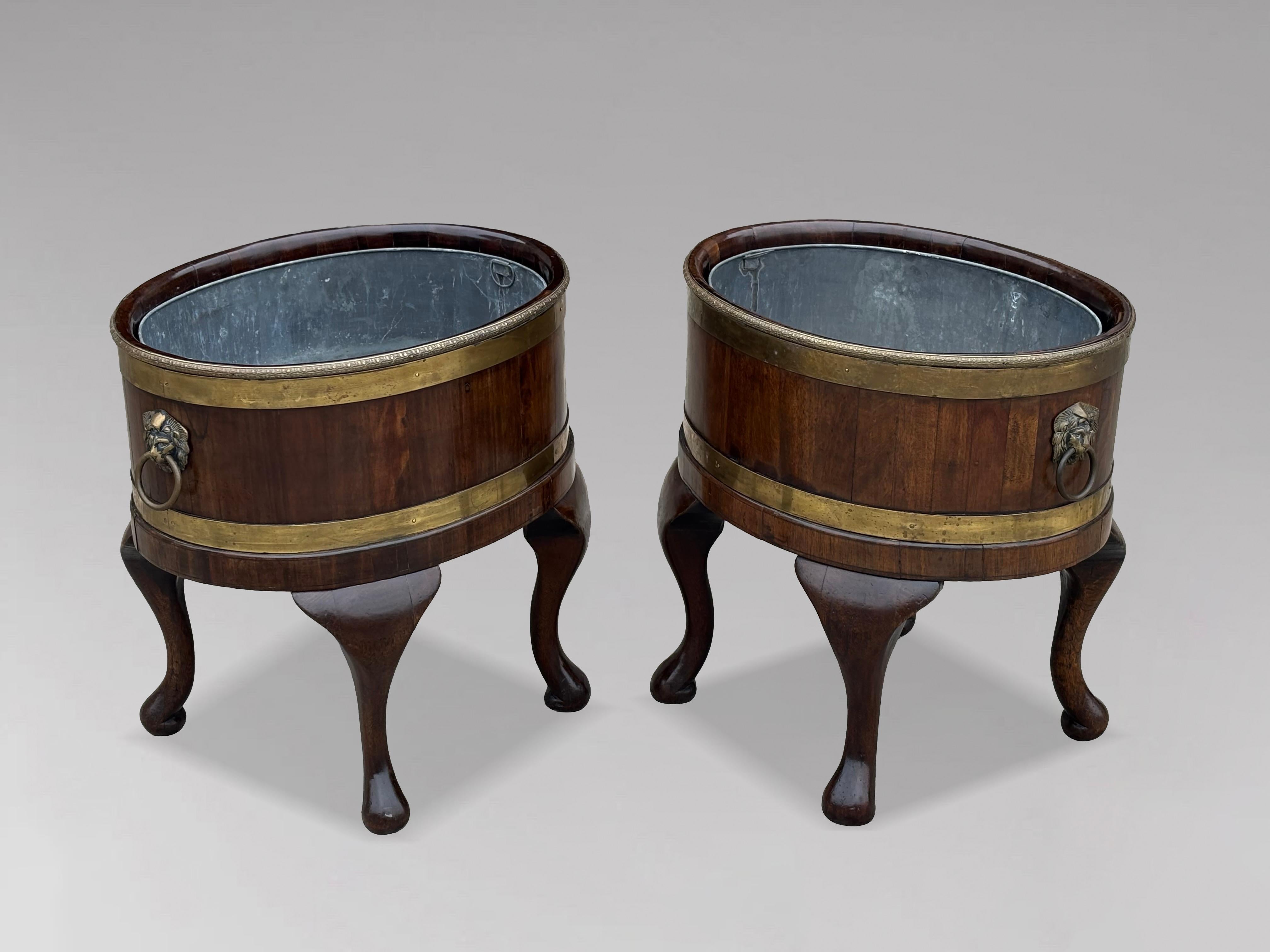 Rare paire de refroidisseurs de vin ovales en acajou de style géorgien, bordés de laiton, avec doublures d'origine et poignées à anneau en forme de tête de lion, C.1760.

Une superbe et rare paire de refroidisseurs à vin en acajou de l'époque