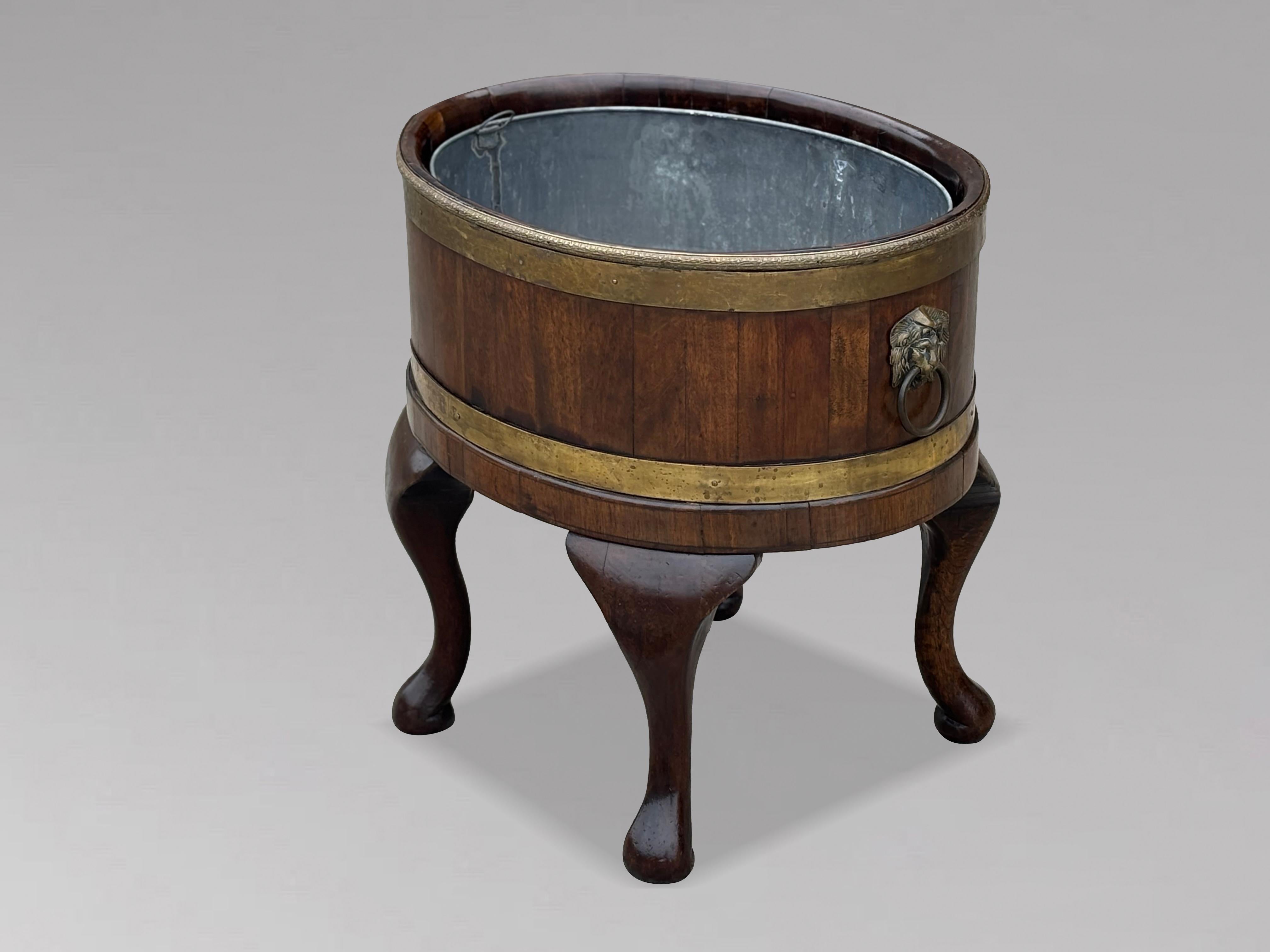 Britannique Rare paire de refroidisseurs de vin en acajou géorgien du milieu du 18e siècle, bordés de laiton en vente