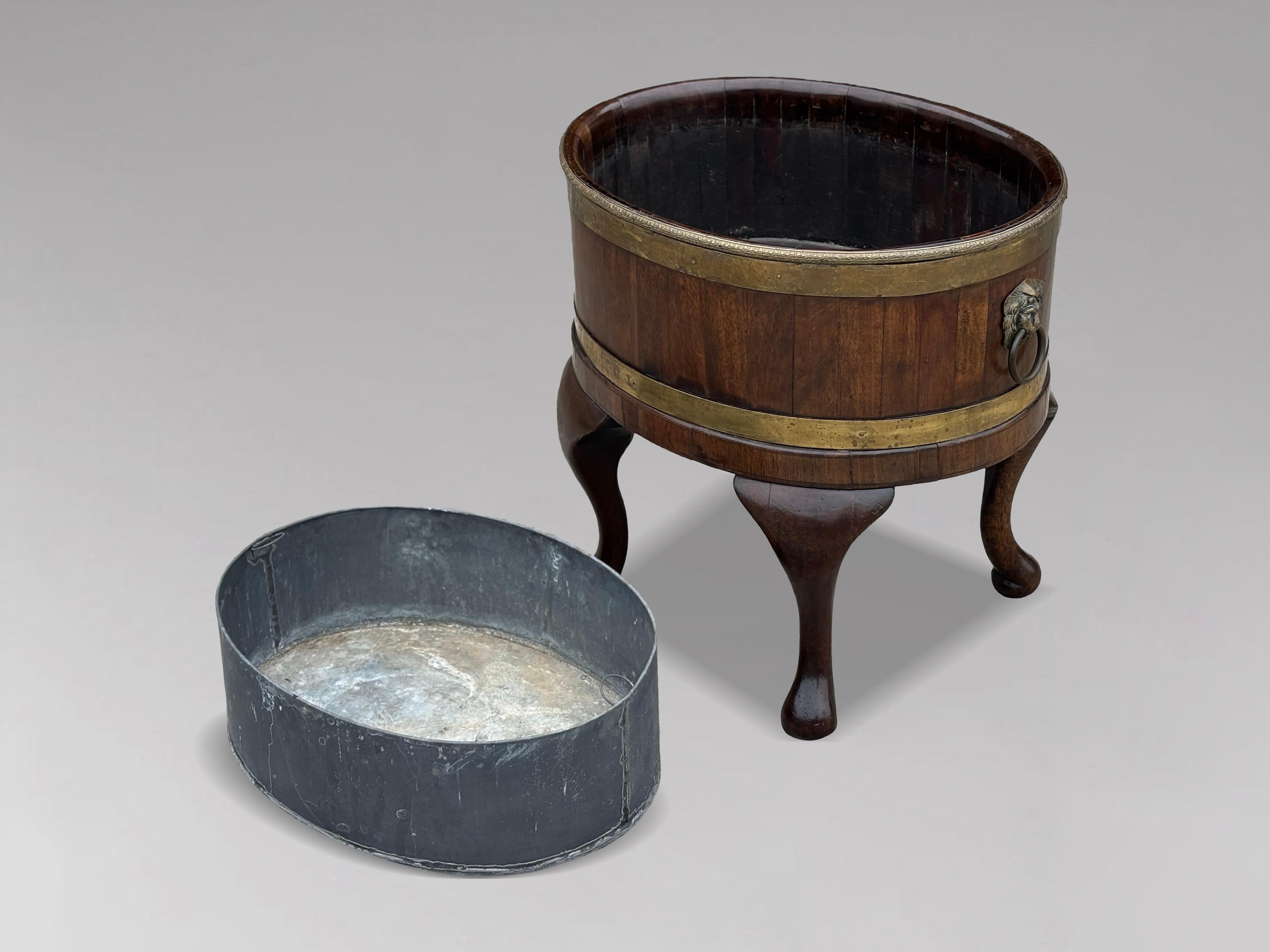 Rare paire de refroidisseurs de vin en acajou géorgien du milieu du 18e siècle, bordés de laiton Bon état - En vente à Petworth,West Sussex, GB