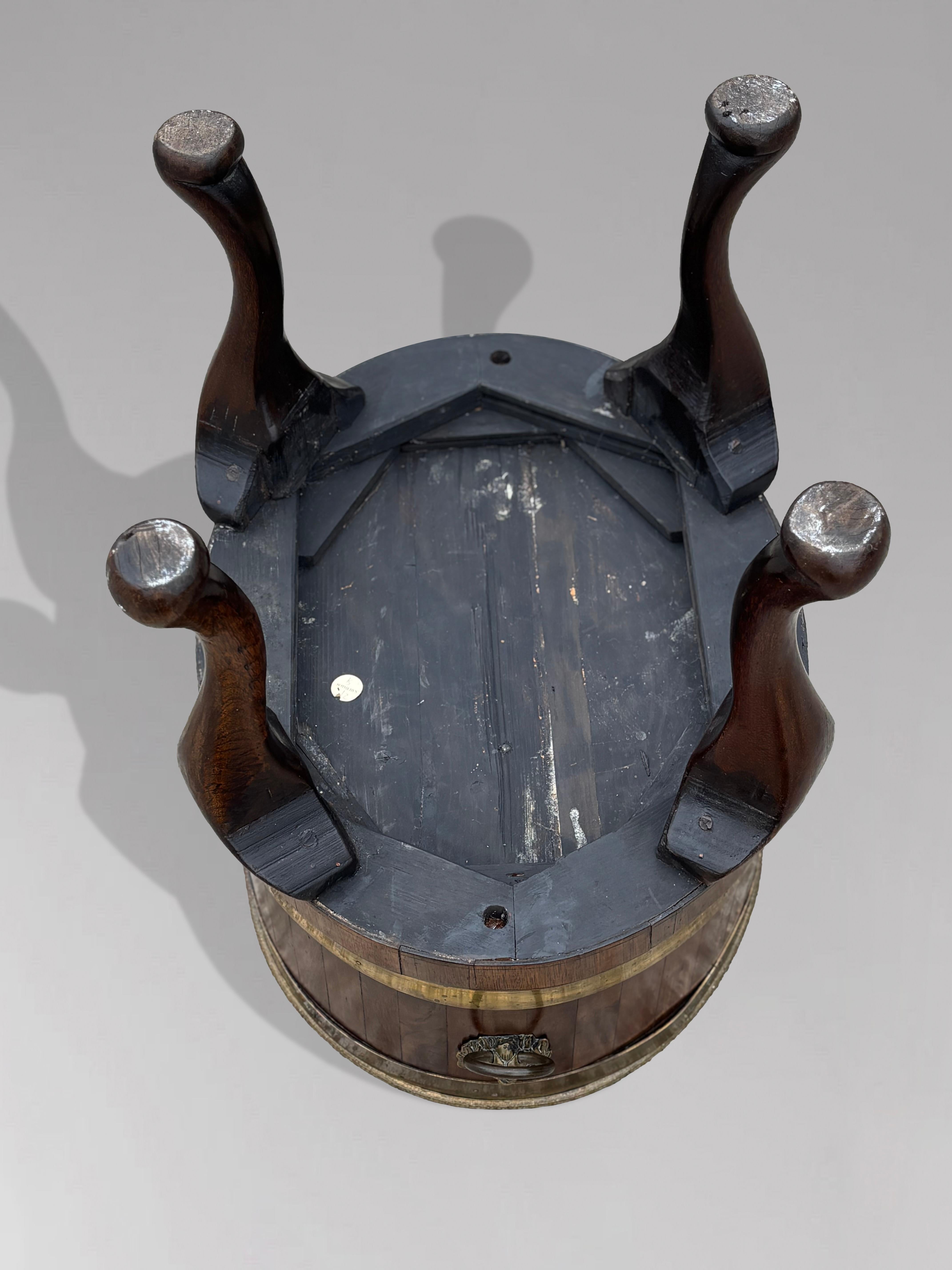 XVIIIe siècle Rare paire de refroidisseurs de vin en acajou géorgien du milieu du 18e siècle, bordés de laiton en vente