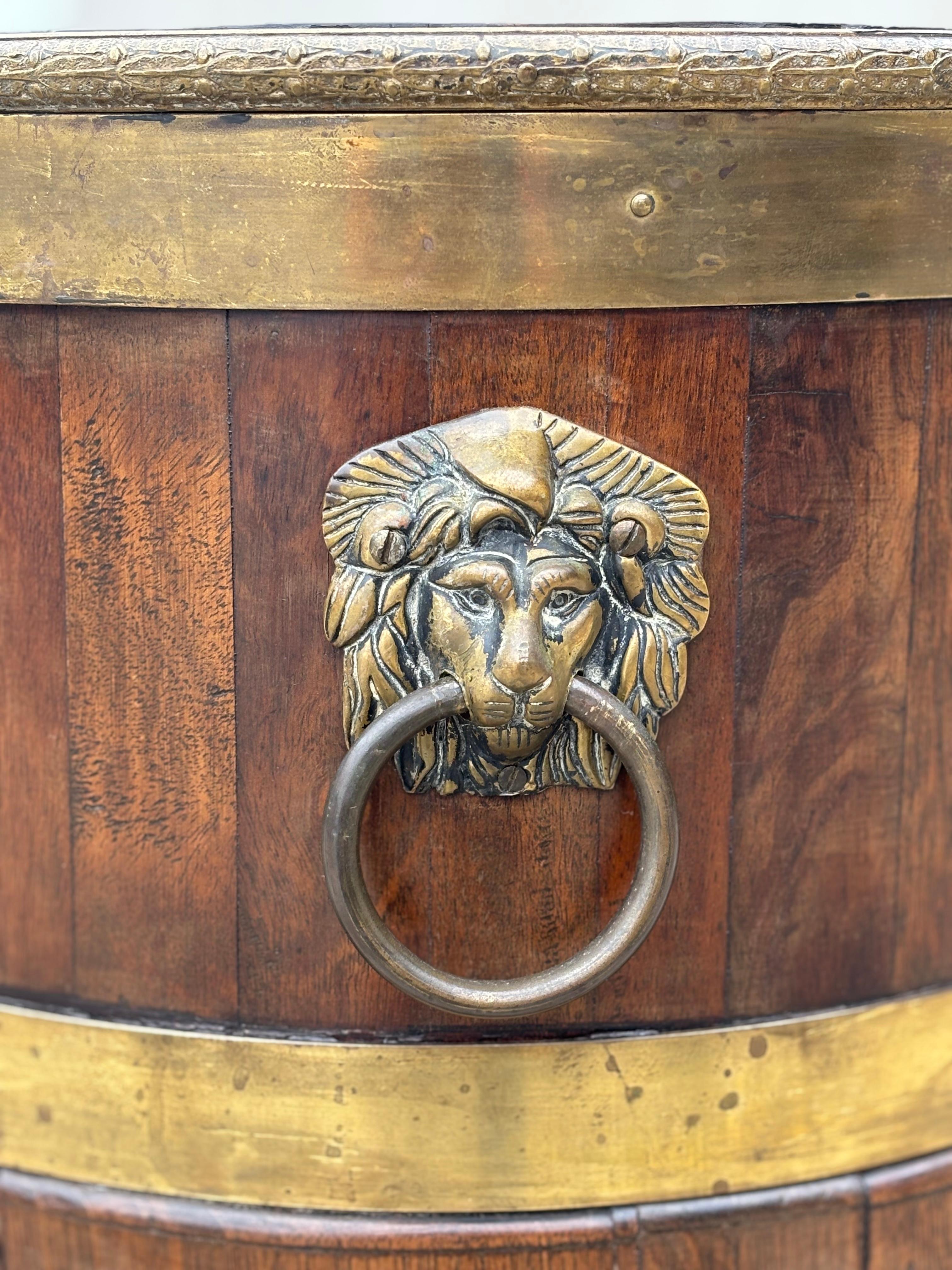 Laiton Rare paire de refroidisseurs de vin en acajou géorgien du milieu du 18e siècle, bordés de laiton en vente