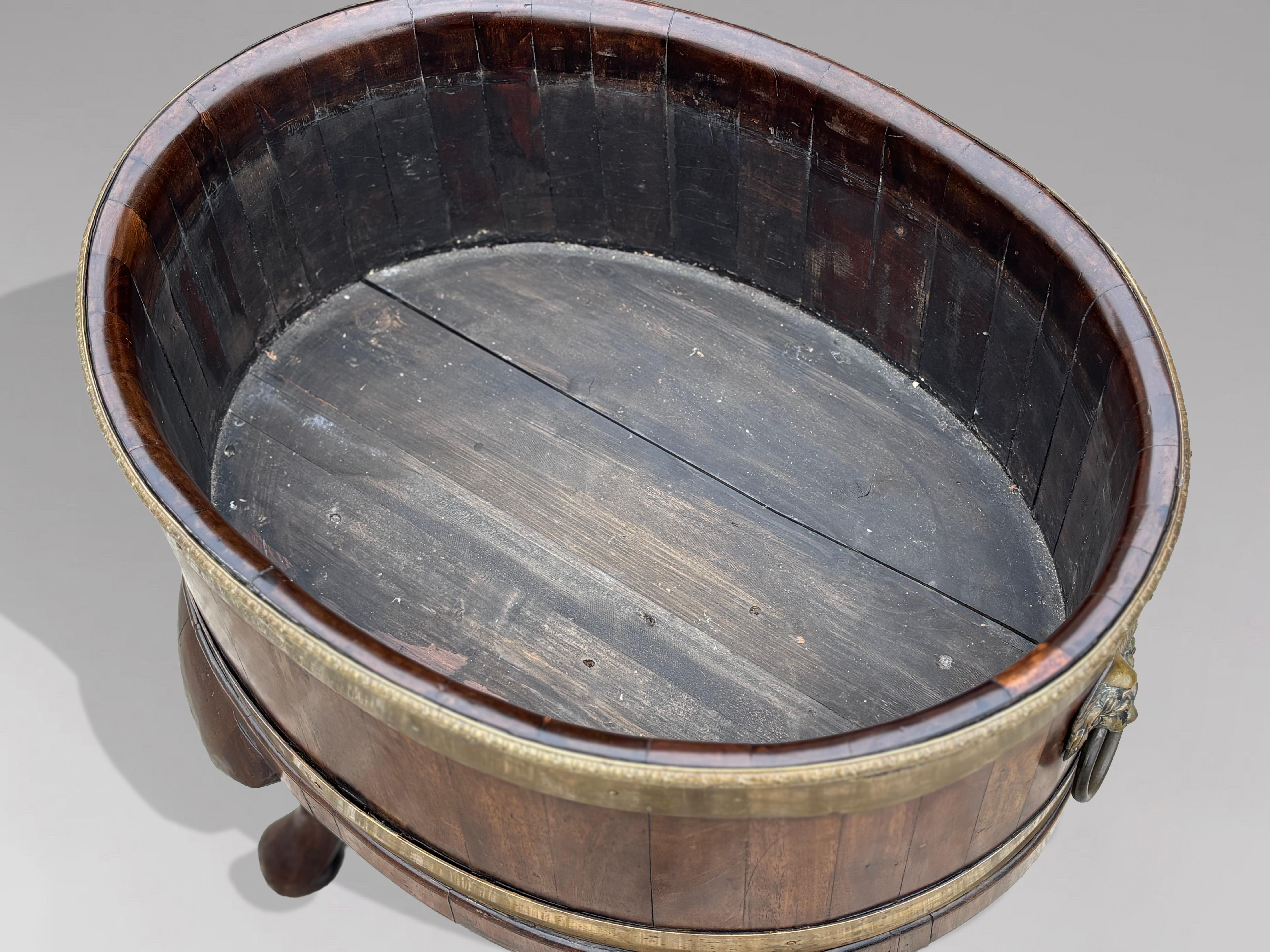 Rare paire de refroidisseurs de vin en acajou géorgien du milieu du 18e siècle, bordés de laiton en vente 2