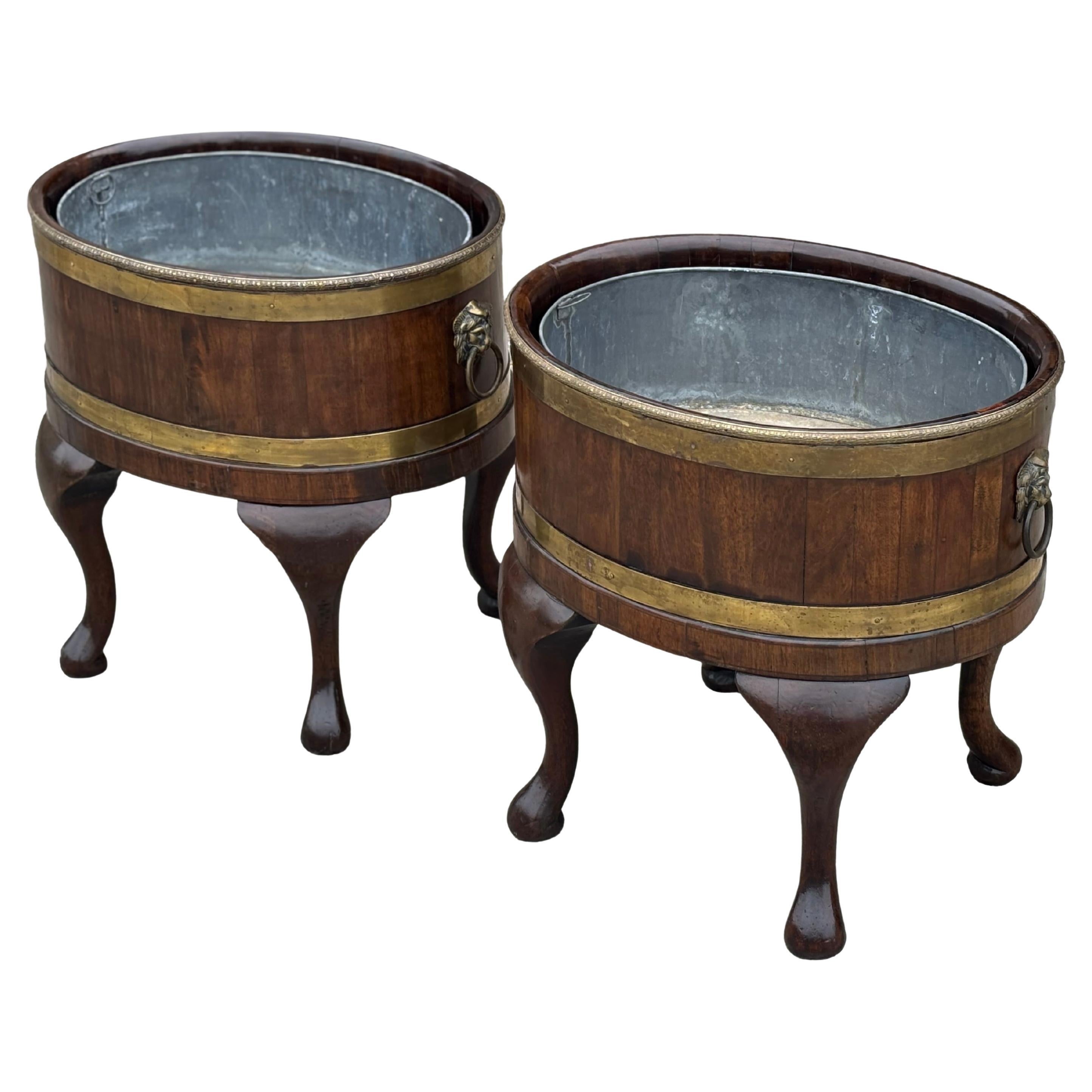 Rare paire de refroidisseurs de vin en acajou géorgien du milieu du 18e siècle, bordés de laiton en vente