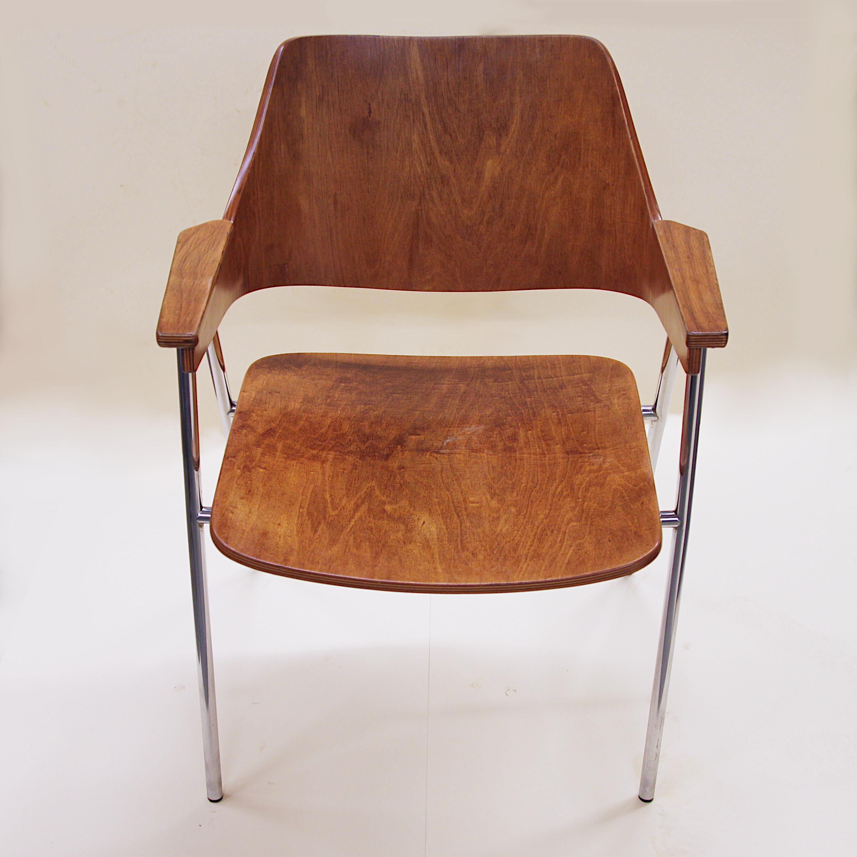 Paire rare de chaises modernes du milieu du siècle en contreplaqué cintré et chrome de Hanno Von Gustedt 3