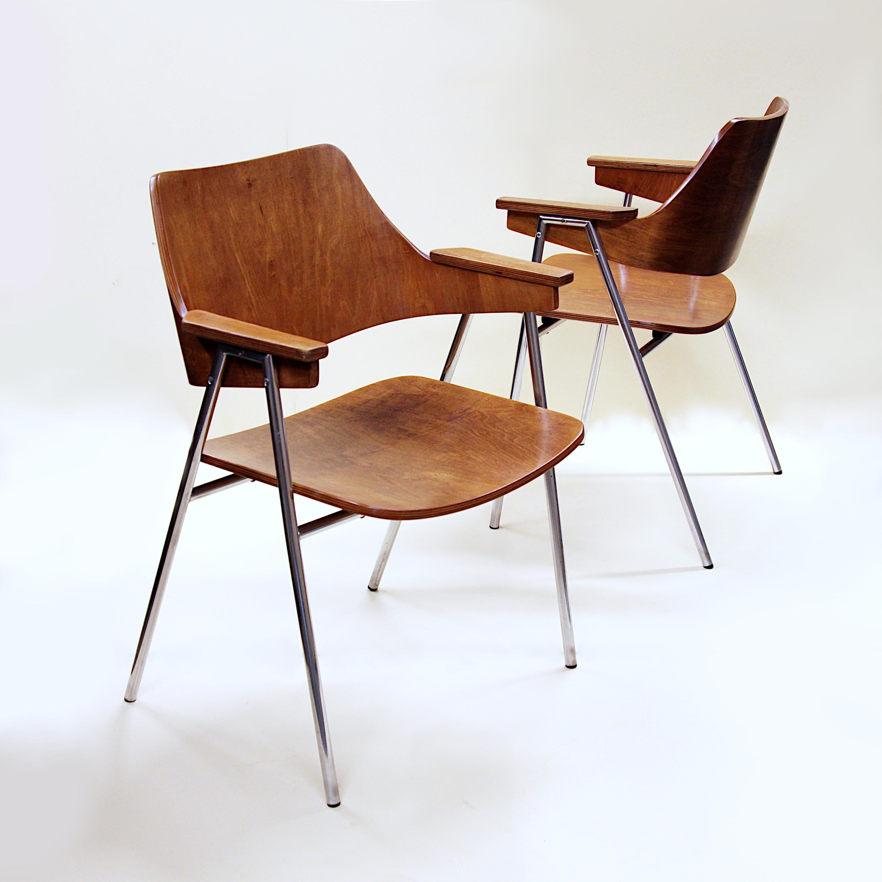 Wonderful pair of side chairs designed by Hanno Von Gustedt for Thonet from the late 1950s. Essentially a rare, early version of the S636 with bent-plywood seats and backs. Great looking chairs that would make a spectacular addition to any interior!