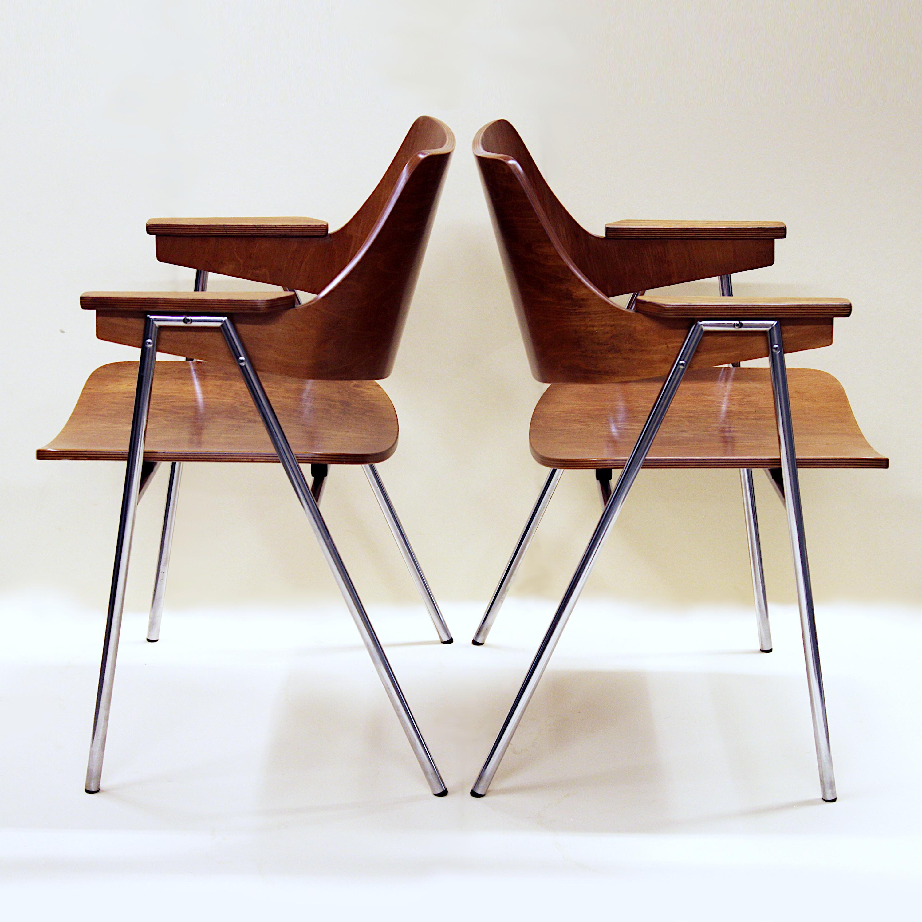 Mid-Century Modern Paire rare de chaises modernes du milieu du siècle en contreplaqué cintré et chrome de Hanno Von Gustedt