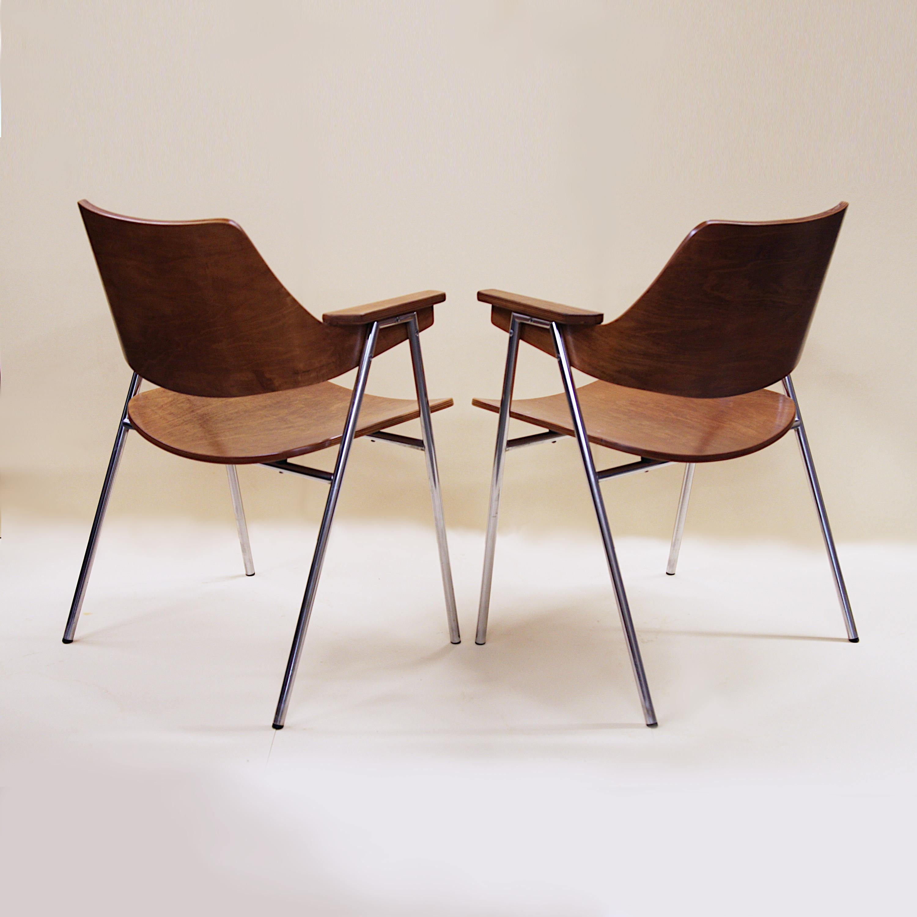 Américain Paire rare de chaises modernes du milieu du siècle en contreplaqué cintré et chrome de Hanno Von Gustedt