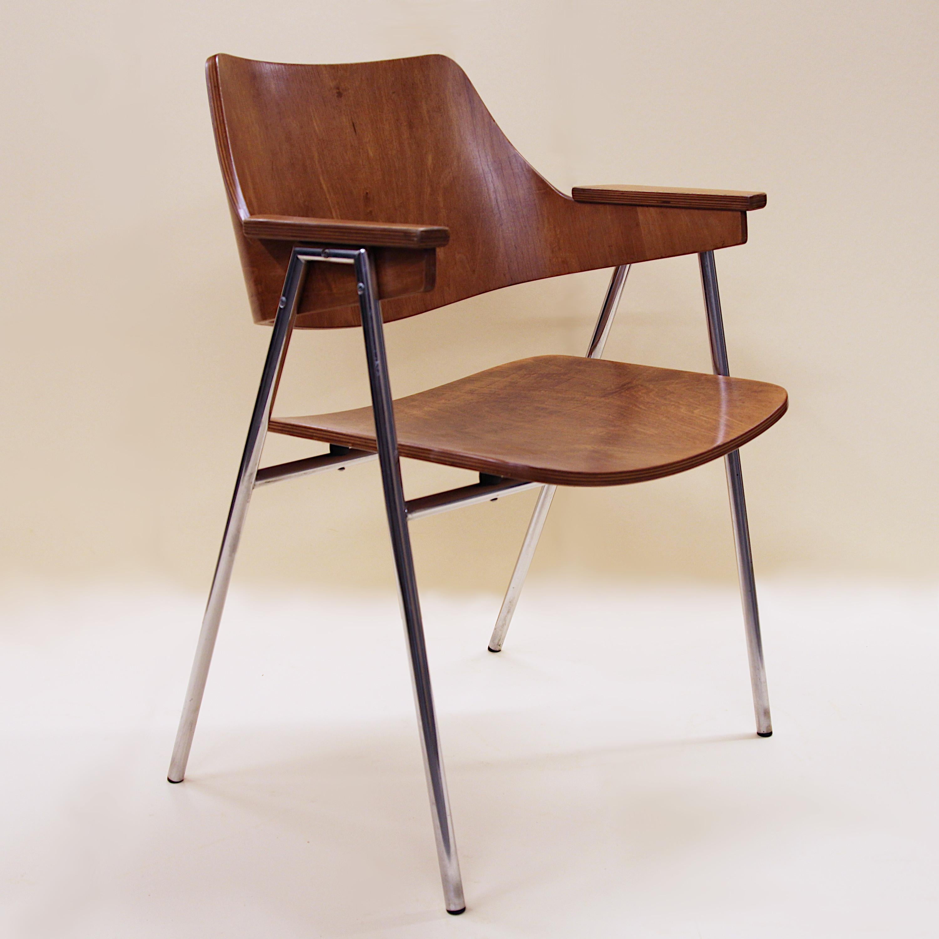 Laminé Paire rare de chaises modernes du milieu du siècle en contreplaqué cintré et chrome de Hanno Von Gustedt