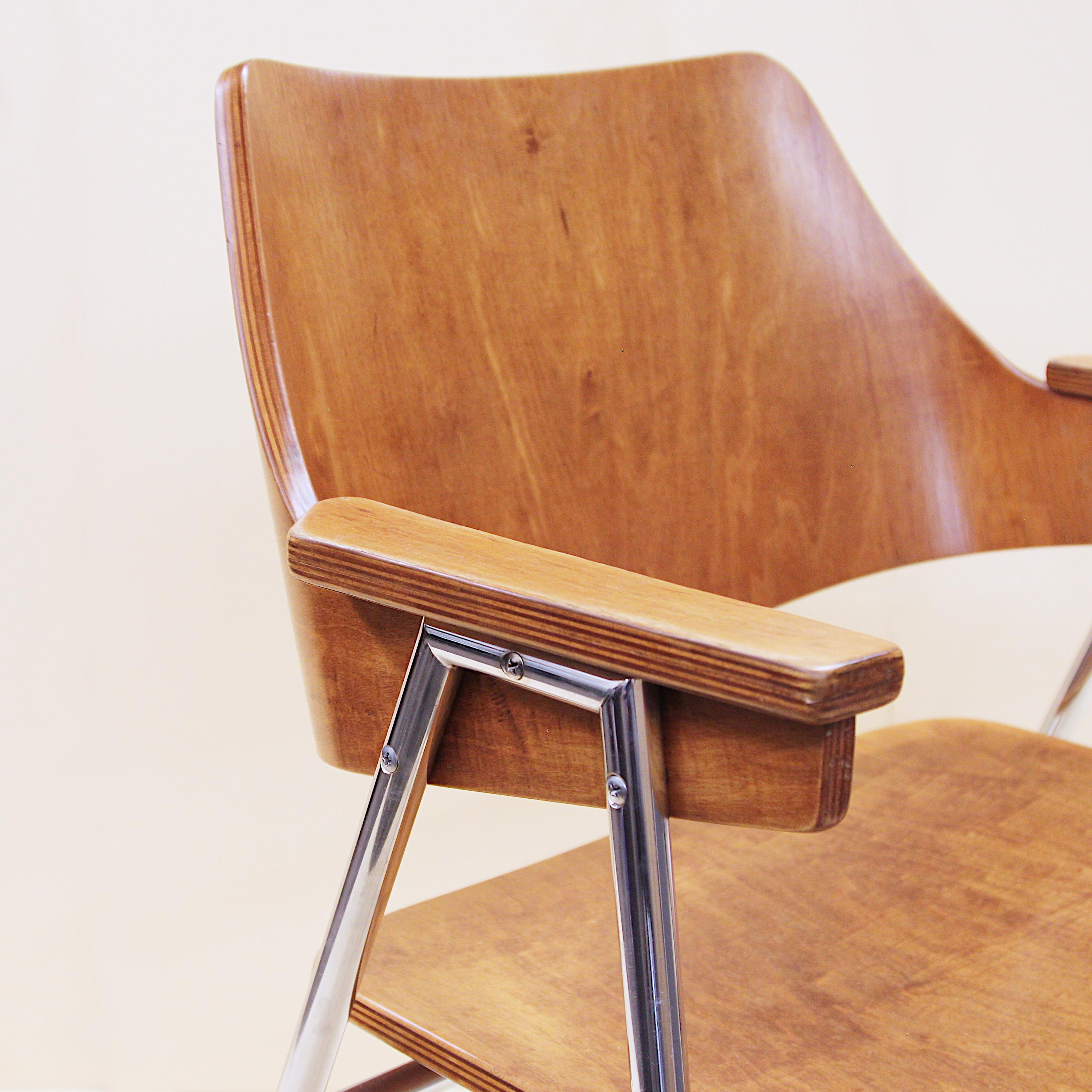 Chrome Paire rare de chaises modernes du milieu du siècle en contreplaqué cintré et chrome de Hanno Von Gustedt