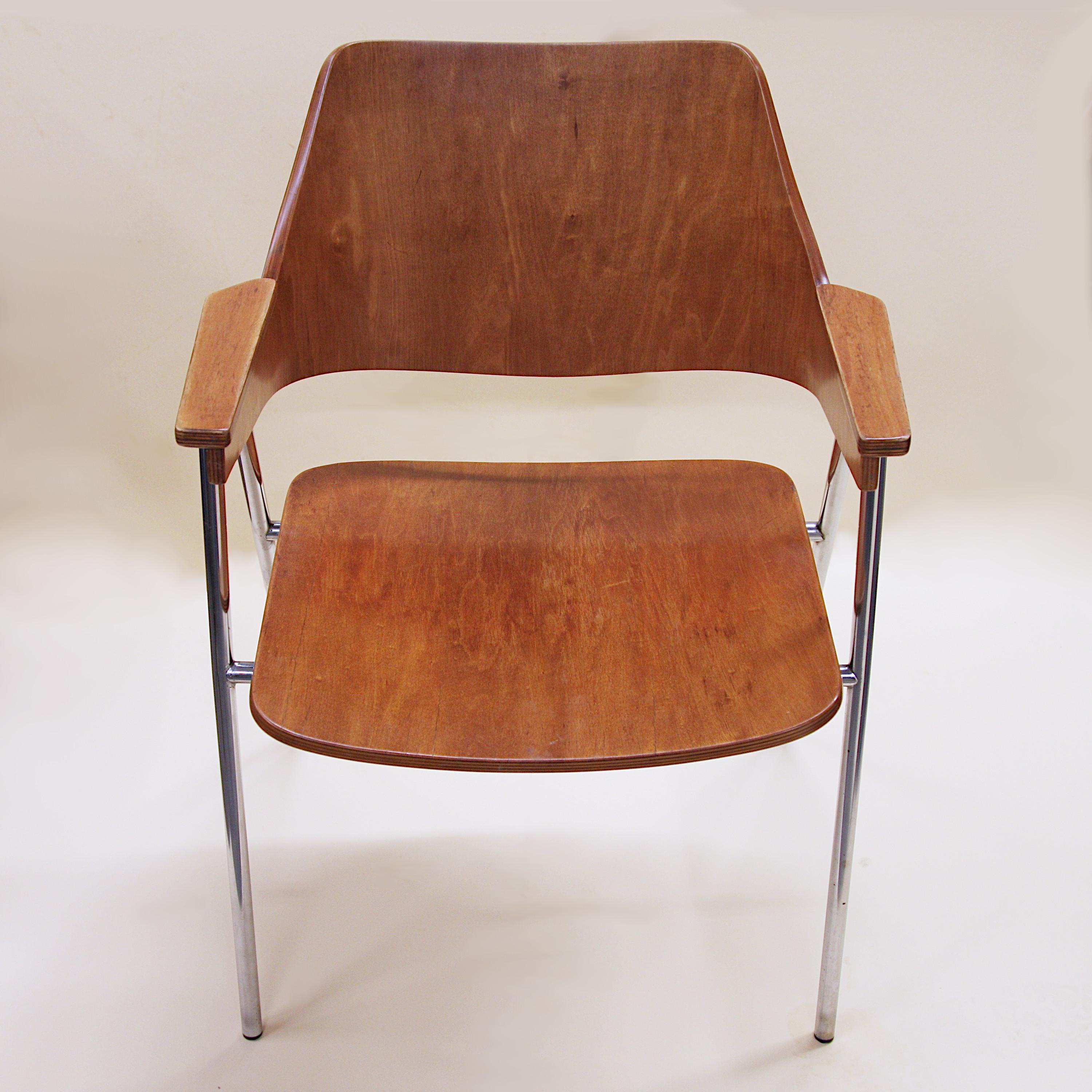Paire rare de chaises modernes du milieu du siècle en contreplaqué cintré et chrome de Hanno Von Gustedt 1