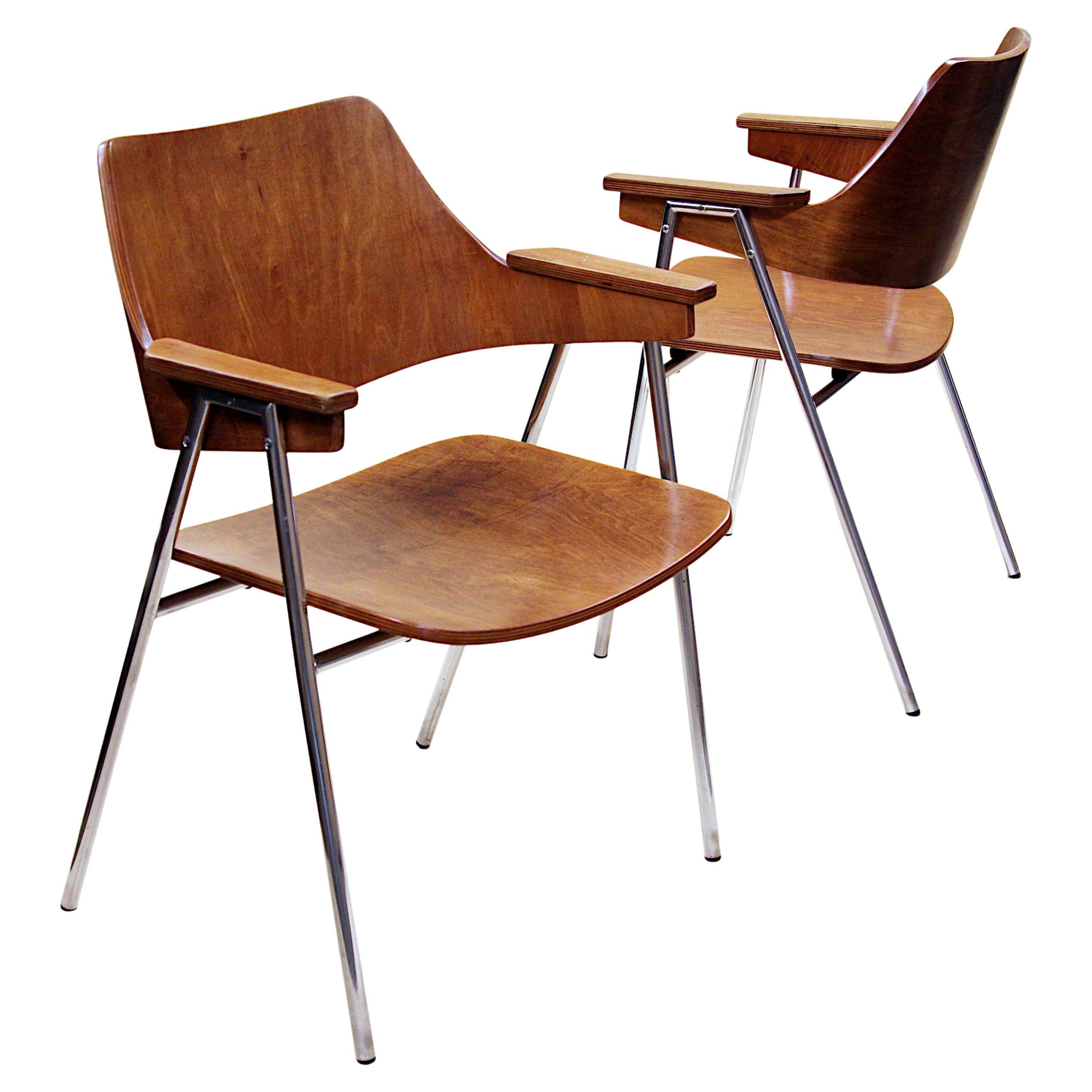 Paire rare de chaises modernes du milieu du siècle en contreplaqué cintré et chrome de Hanno Von Gustedt