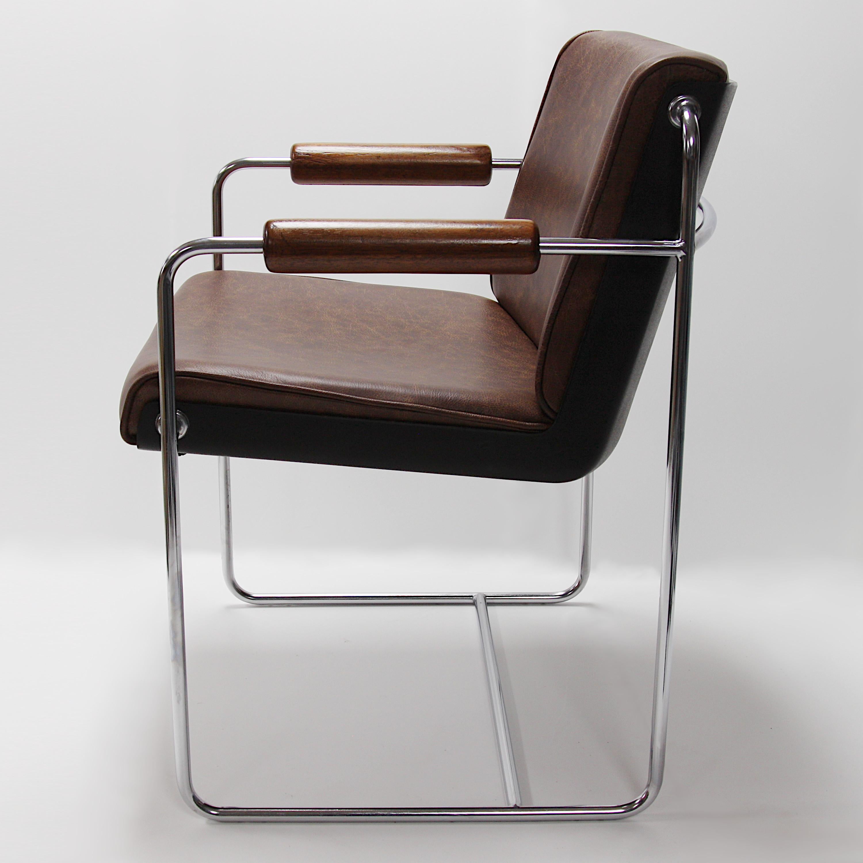 Paire rare de fauteuils de salon en fibre de verre et coquille de cuir marron de style mi-siècle moderne en vente 3