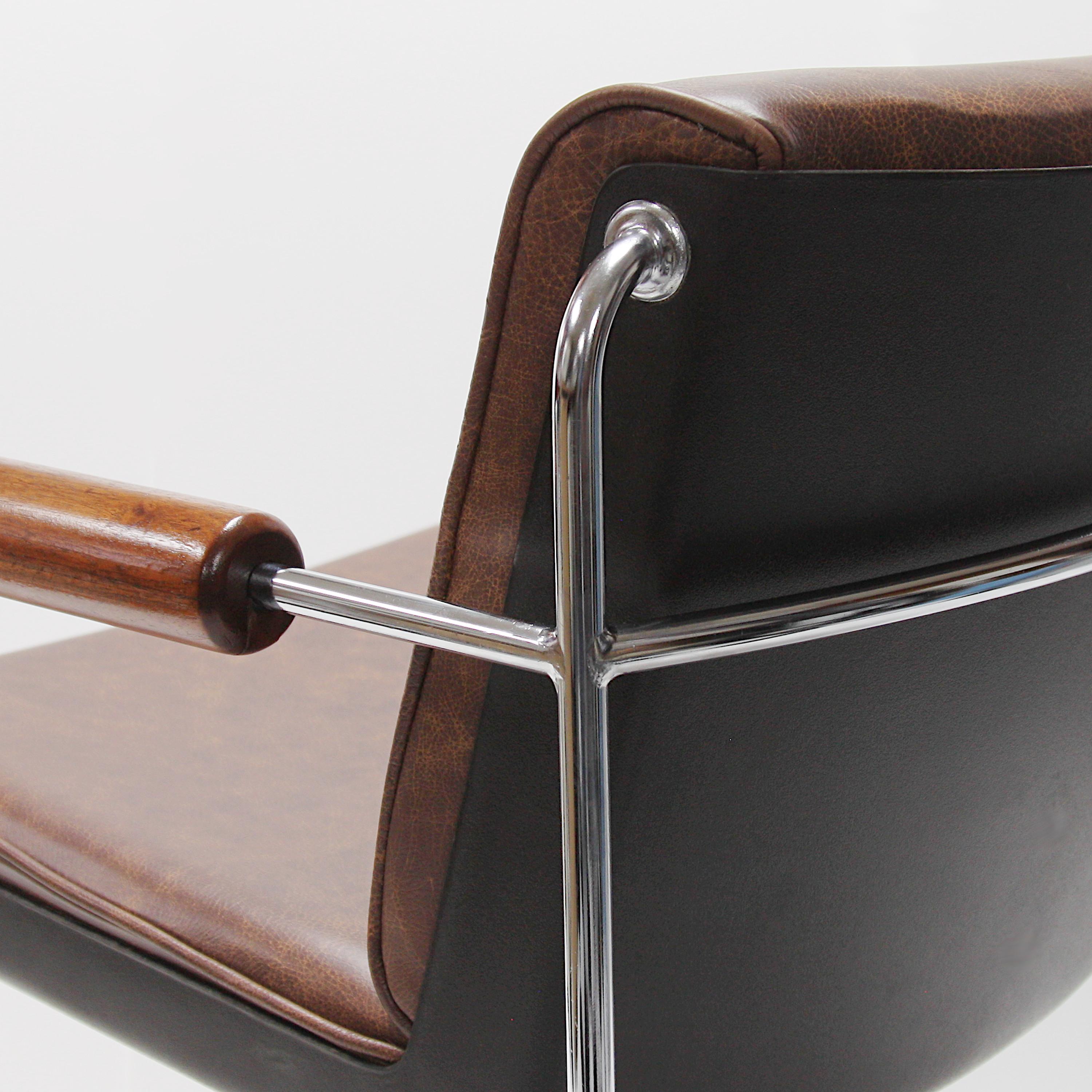 Rare Pair of Mid-Century Modern Fiberglass and Brown Leather Shell Lounge Chairs For Sale 3