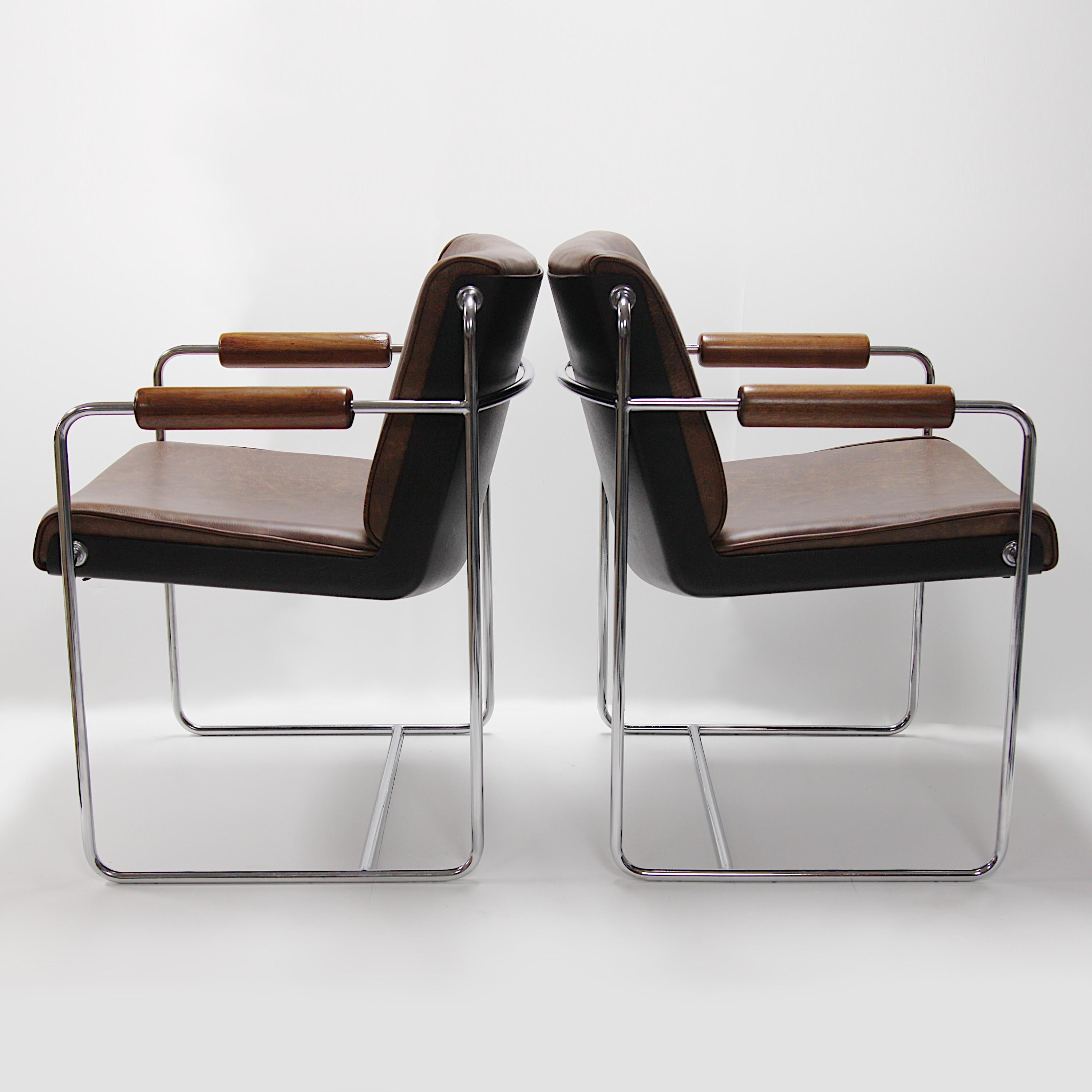 American Rare Pair of Mid-Century Modern Fiberglass and Brown Leather Shell Lounge Chairs For Sale