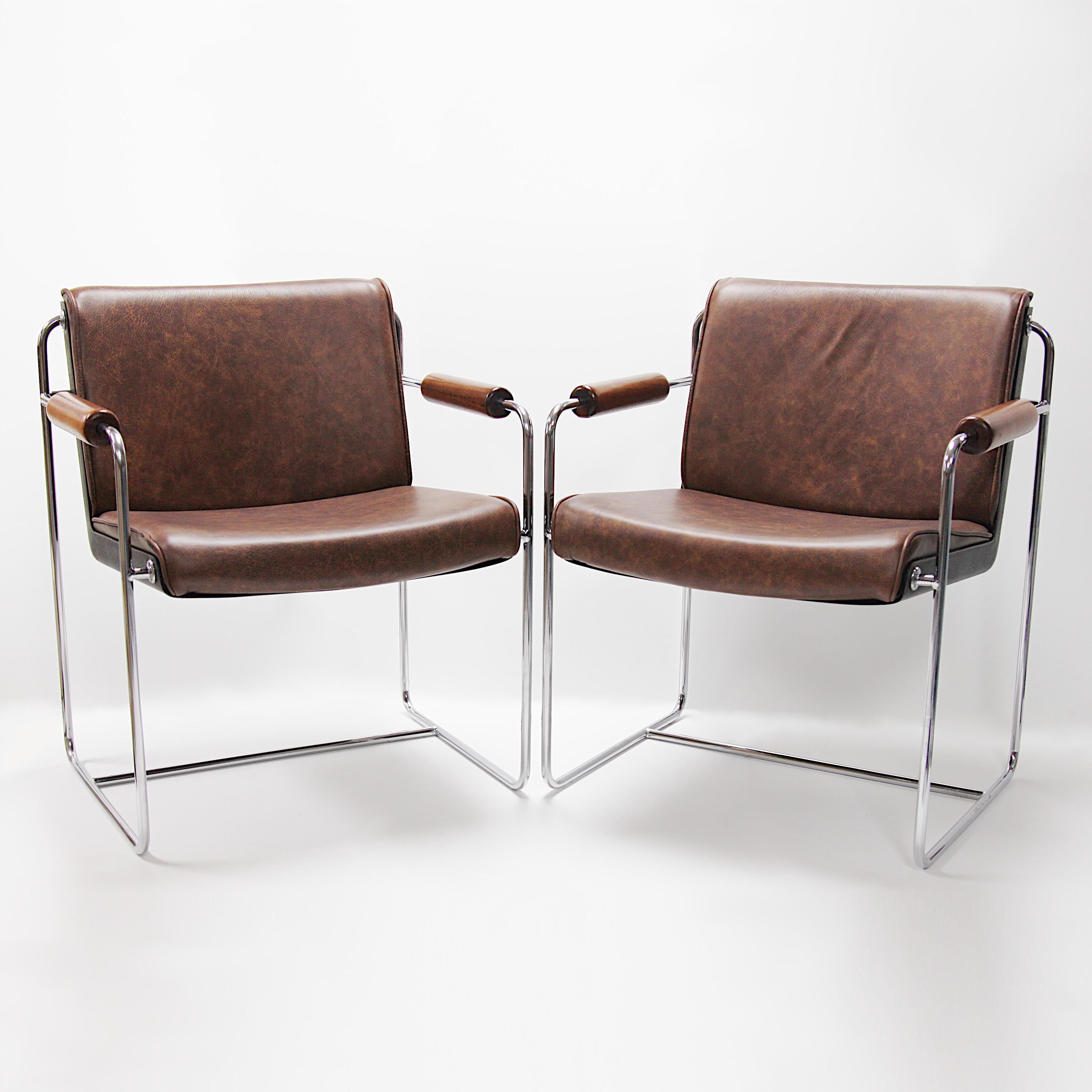 Américain Paire rare de fauteuils de salon en fibre de verre et coquille de cuir marron de style mi-siècle moderne en vente