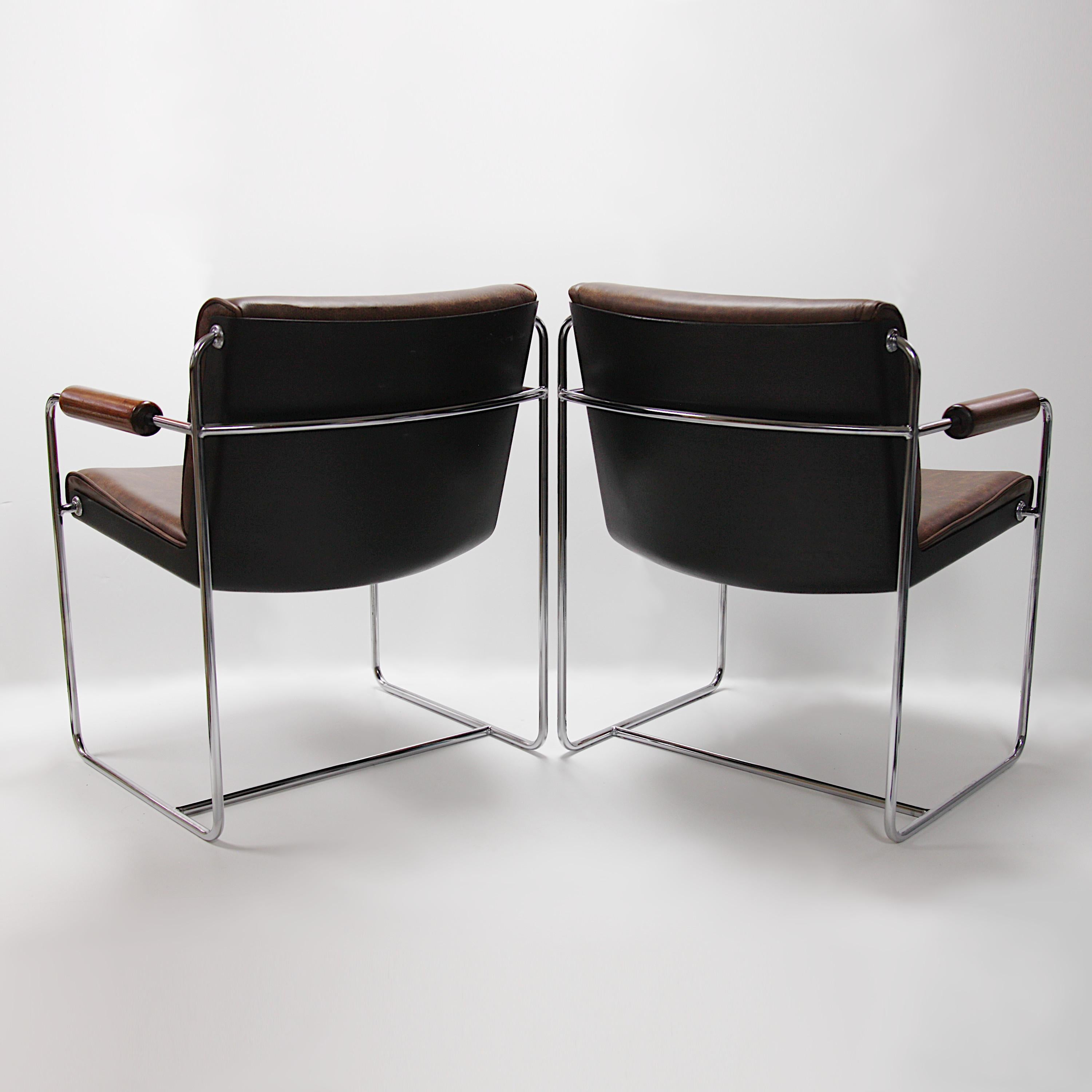 Mid-20th Century Rare Pair of Mid-Century Modern Fiberglass and Brown Leather Shell Lounge Chairs For Sale