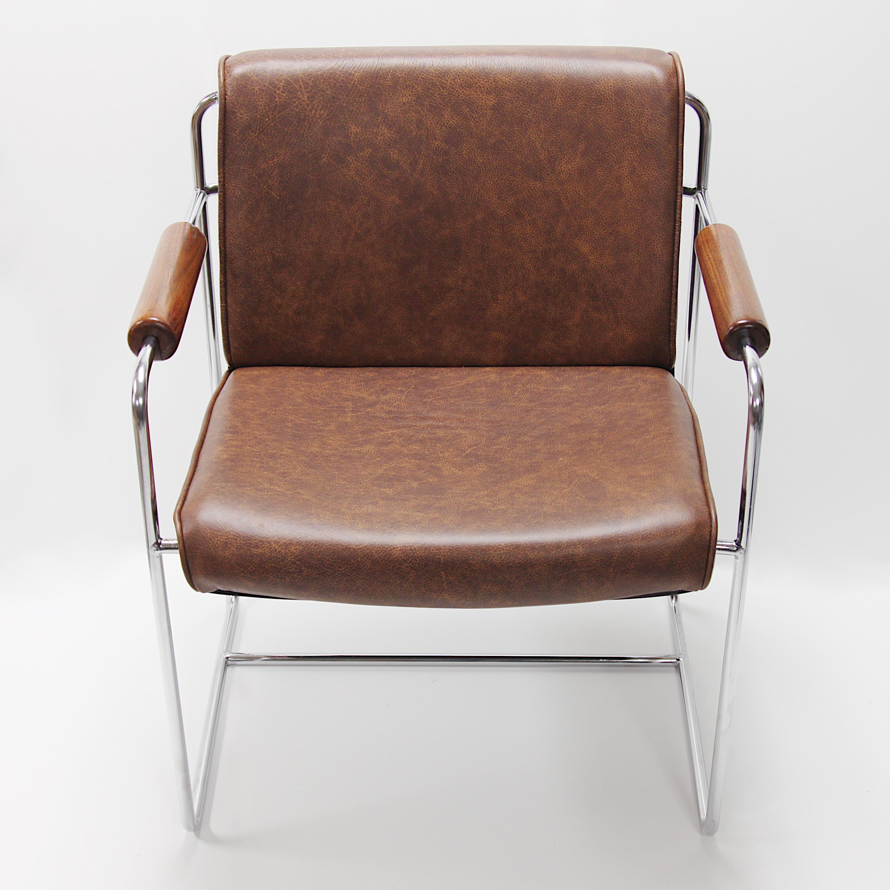 Rare Pair of Mid-Century Modern Fiberglass and Brown Leather Shell Lounge Chairs For Sale 1