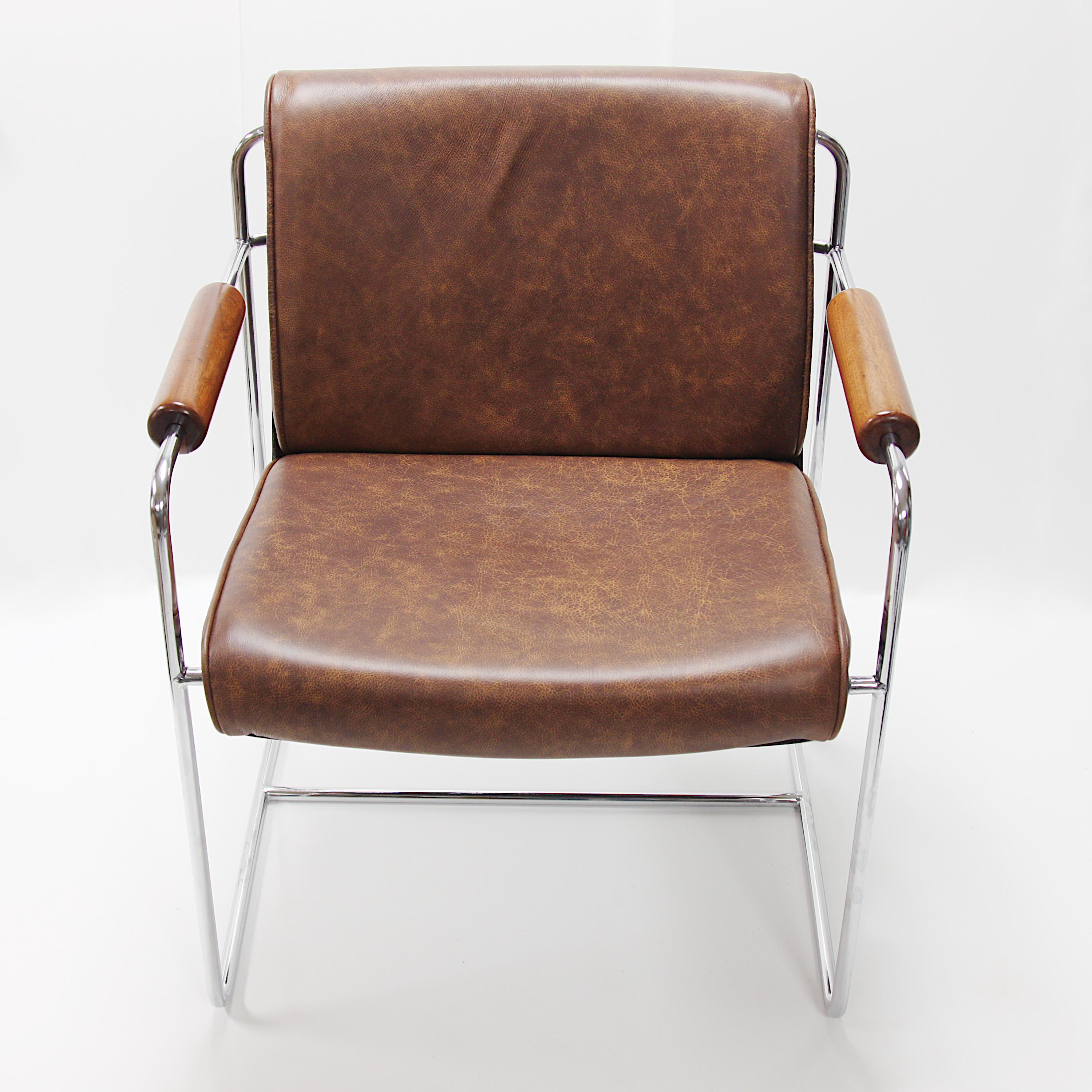 Noyer Paire rare de fauteuils de salon en fibre de verre et coquille de cuir marron de style mi-siècle moderne en vente