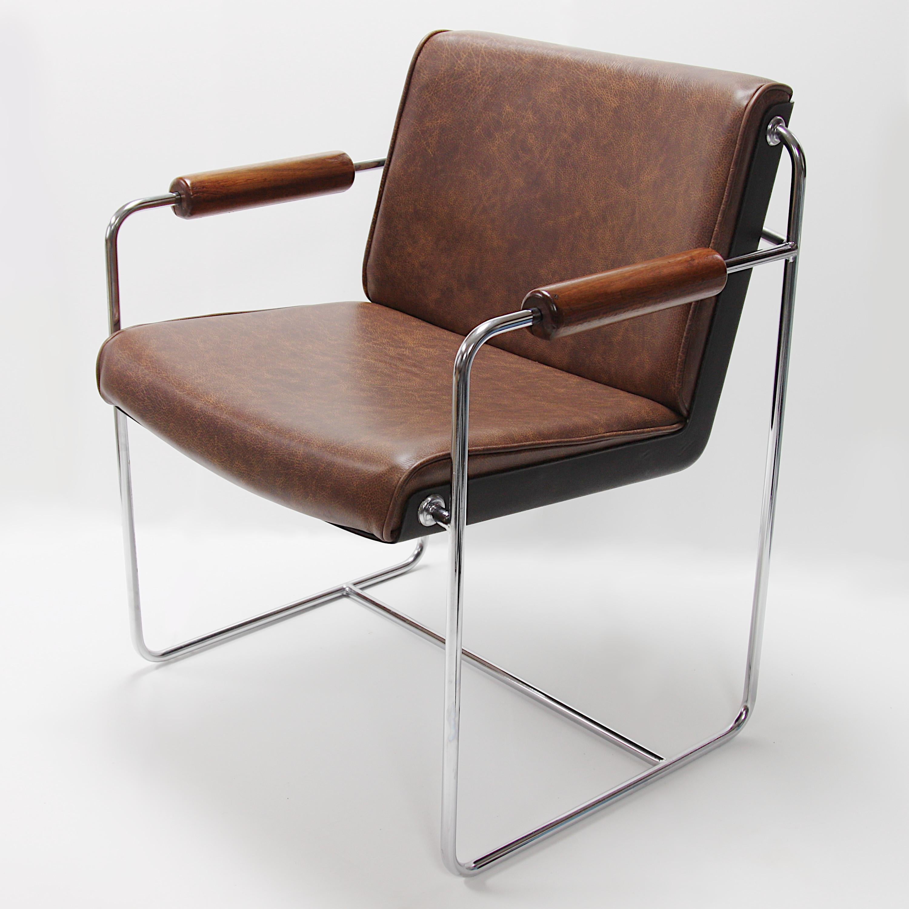 Paire rare de fauteuils de salon en fibre de verre et coquille de cuir marron de style mi-siècle moderne en vente 1