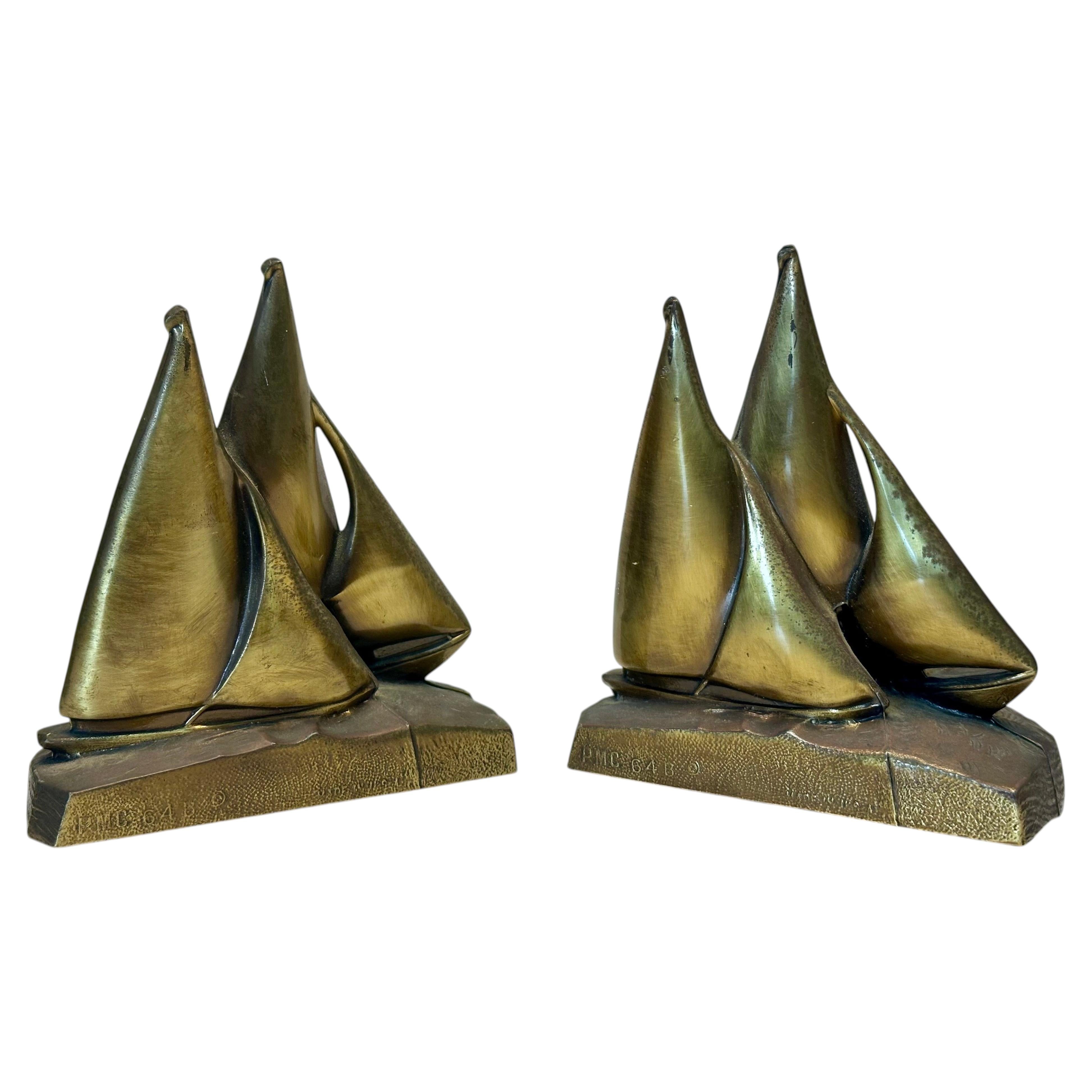 Seltene Paar Mid-Century Modern PM Craftsman skulpturale Messing Segelboot Buchstützen