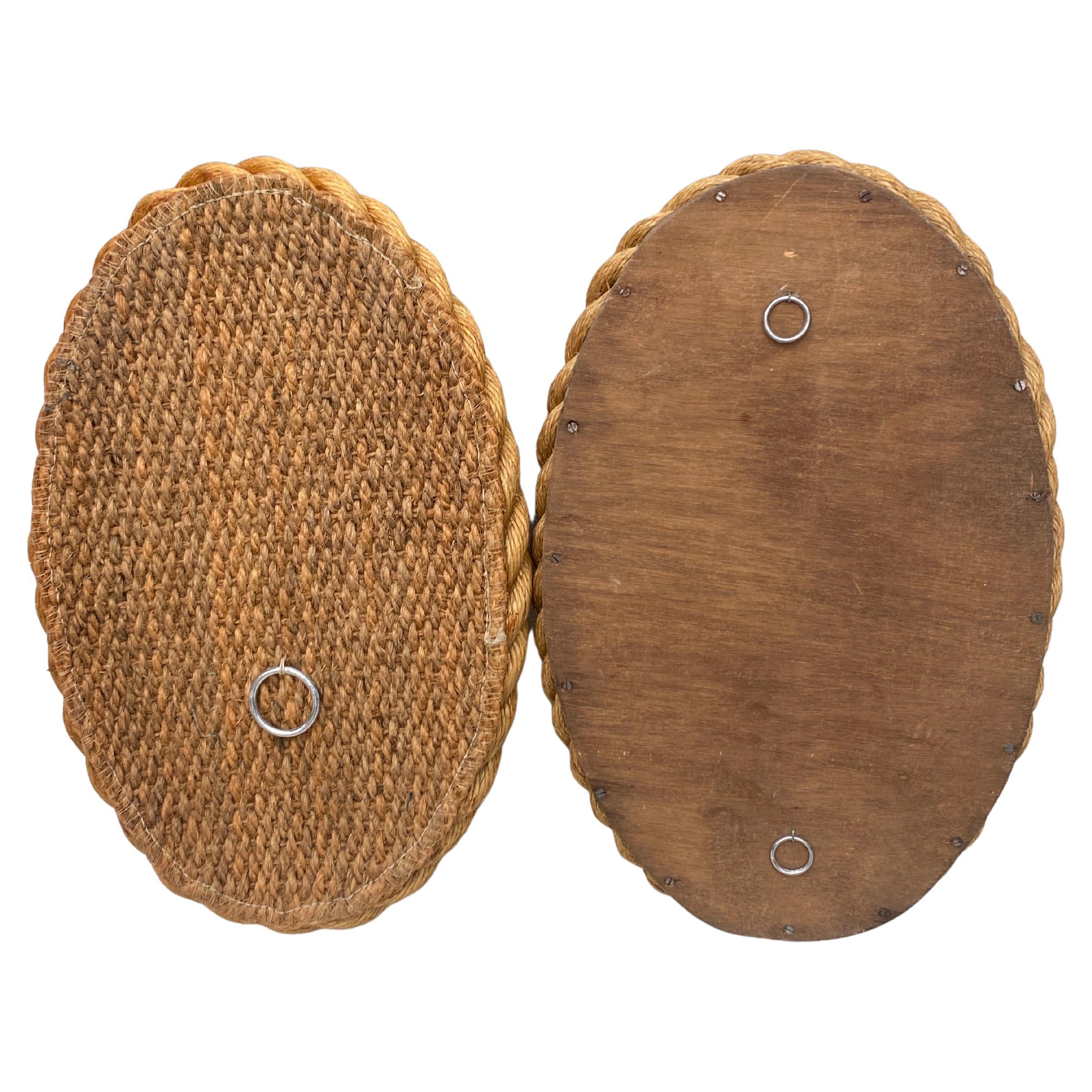 Raro par de espejos ovalados de cuerda de mediados de siglo Adrien Audoux and Frida Minet.
21 pulgadas de alto y 13,5 pulgadas de ancho.