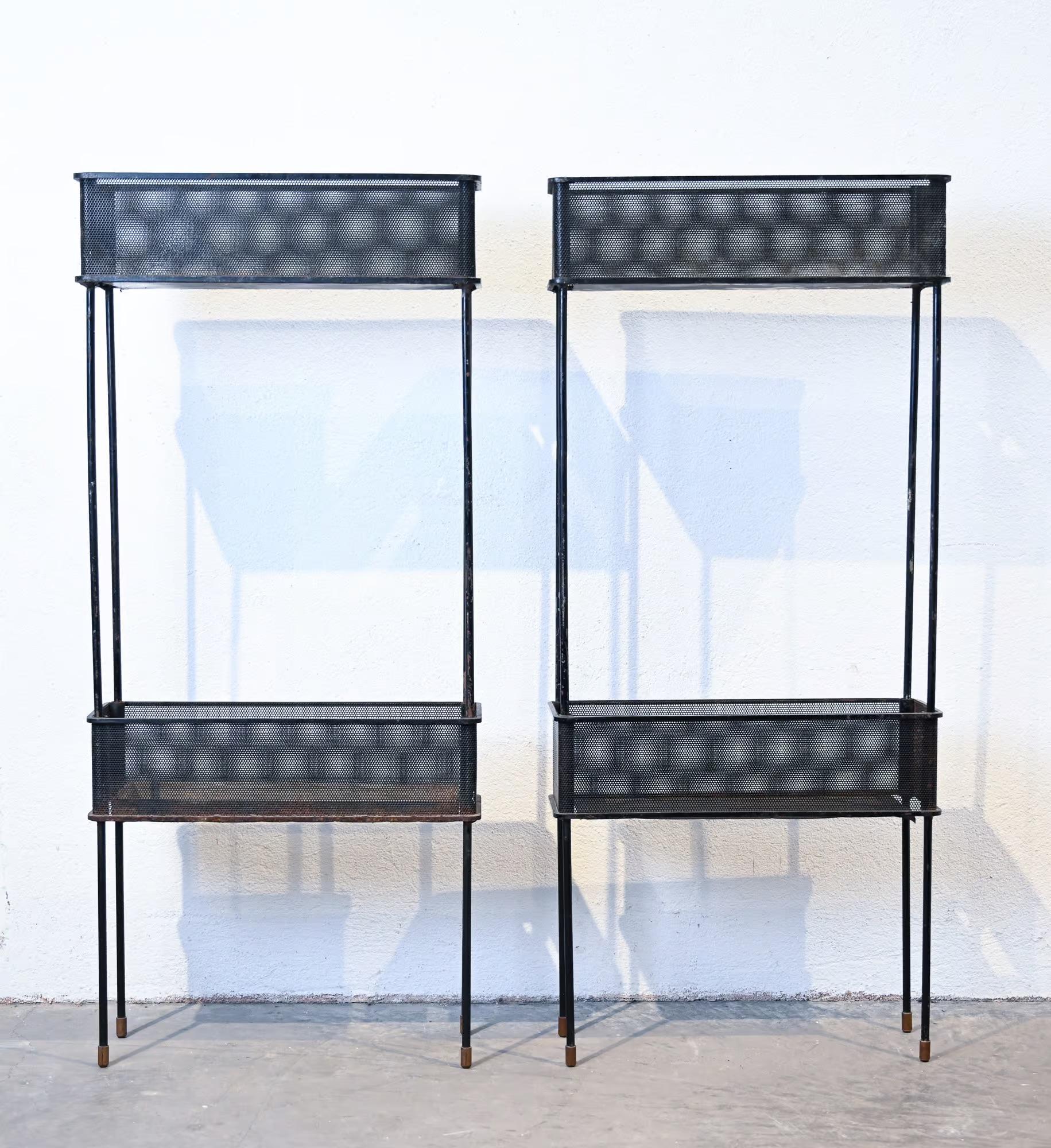 Ensemble de quatre jardinières empilables de Mathieu Matégot (1910-2001) 

Métal et tôle perforée laquée (rigitulle) 

Modèle créé vers 1950  (prix pour le lot de 4)

Bibliographie : - Mathieu Matégot, P. Favardin, Norma Éditions, 2014, modèle