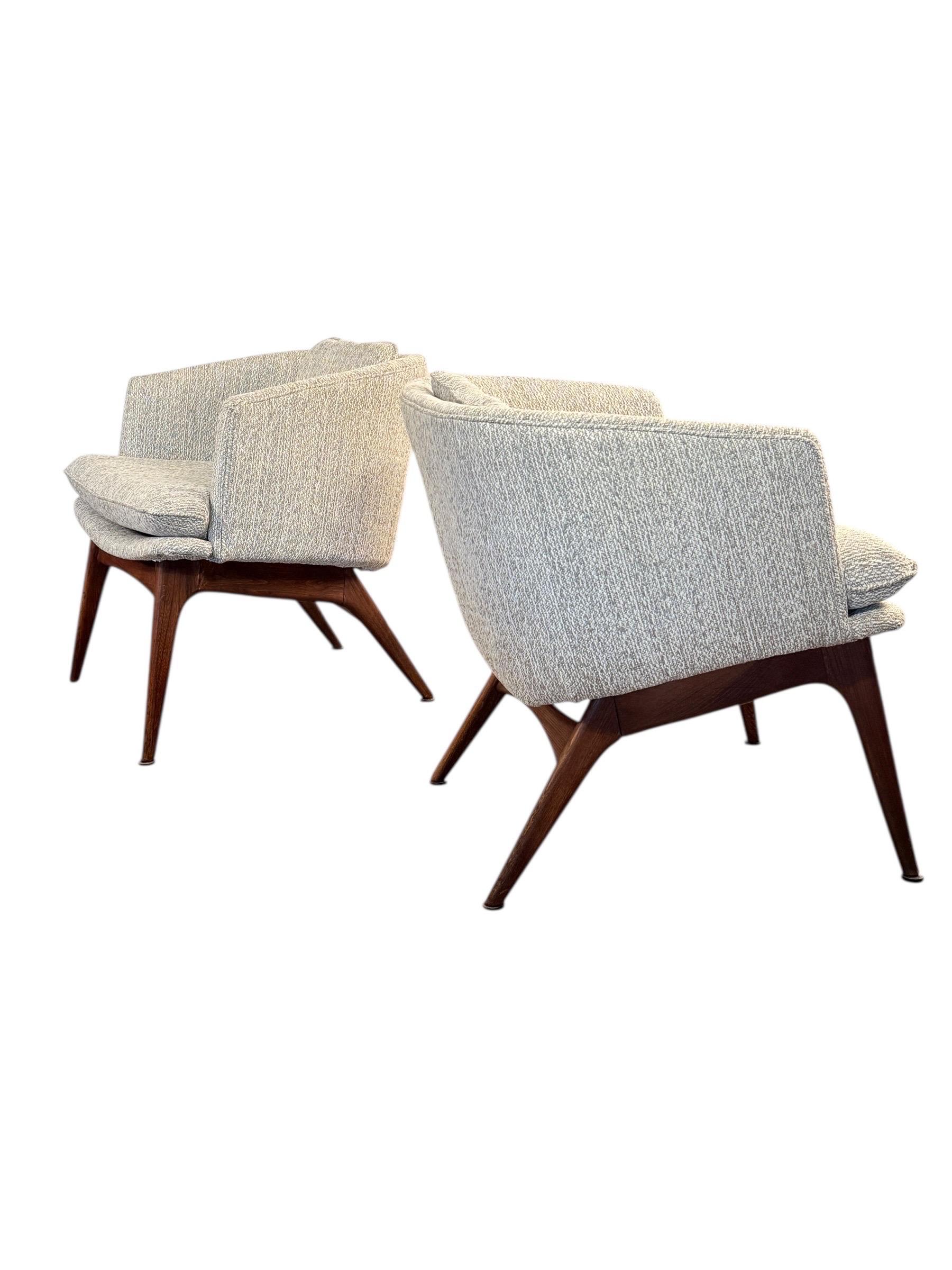 Questa rara coppia di sedie da salotto a secchiello in noce della metà del secolo scorso, firmate Wieland, unisce un design audace e un'anima vintage in una silhouette scultorea. Con il loro telaio in noce curvato, la posizione architettonica