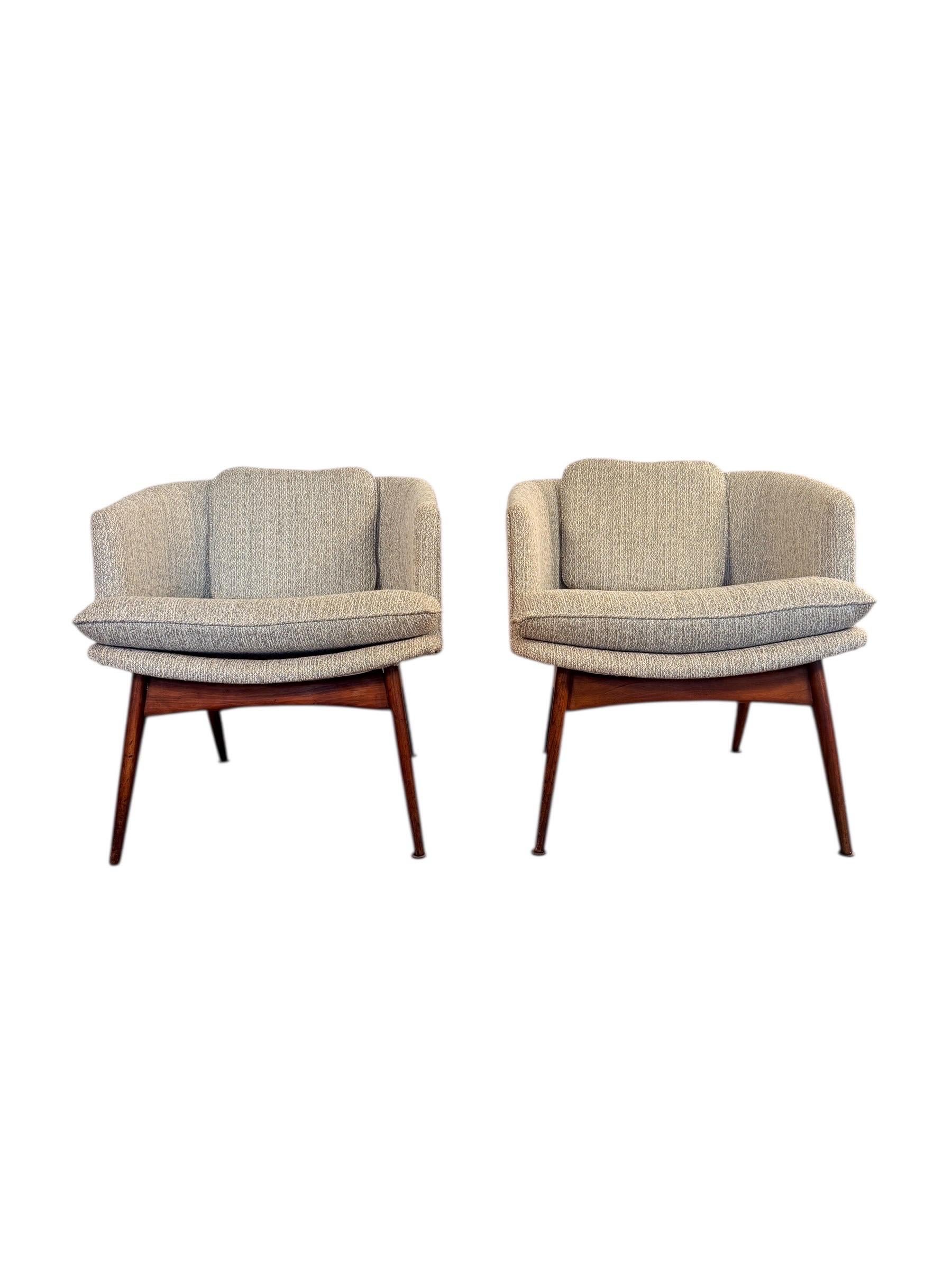 Mid-Century moderno Rara coppia di sedie da salotto a secchiello in noce della metà del secolo scorso di Wieland in vendita