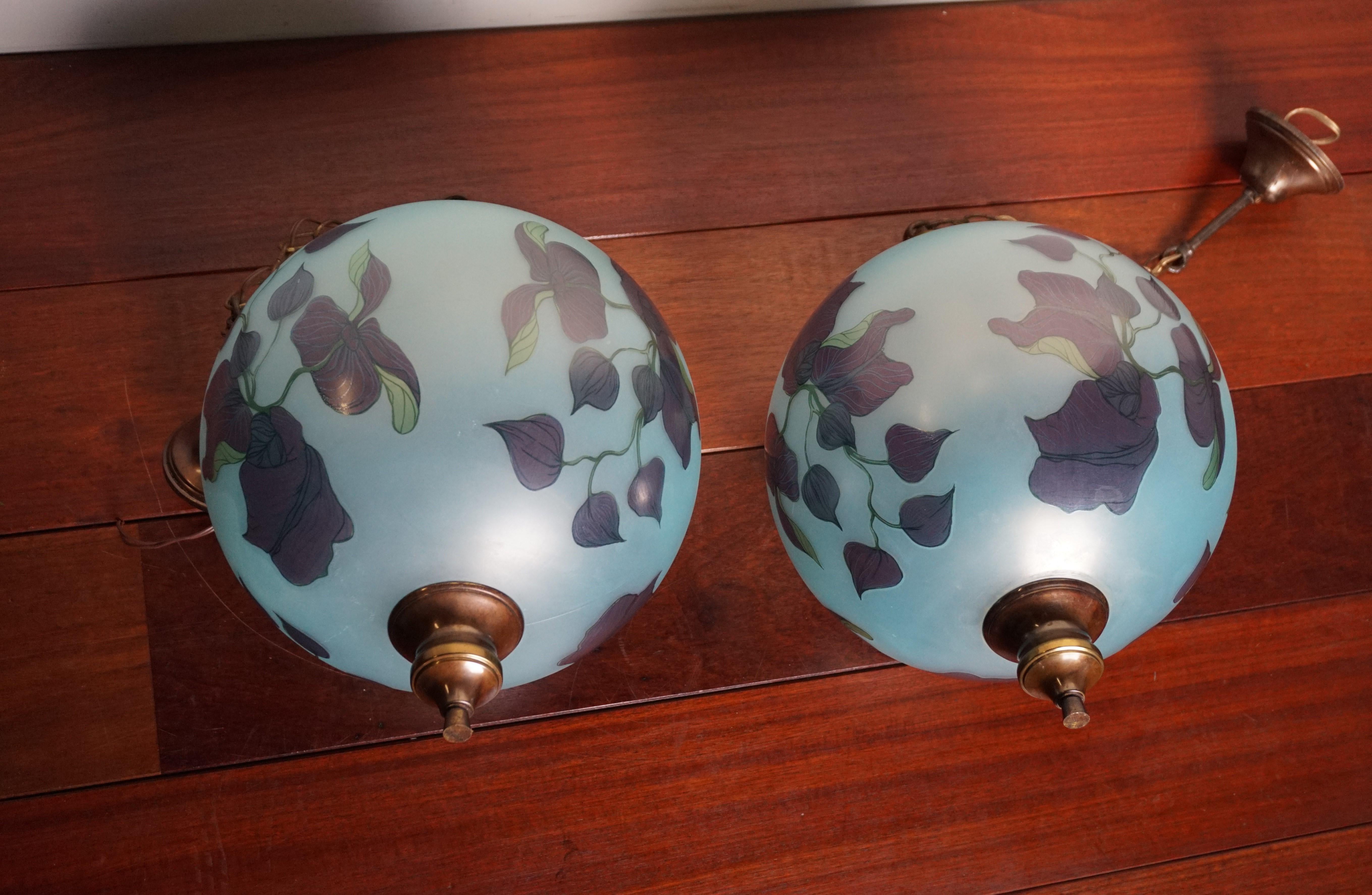 Rare Pair of Midcentury Made Glass Globe Pendant Lights with Jugendstil Flowers In Good Condition In Lisse, NL