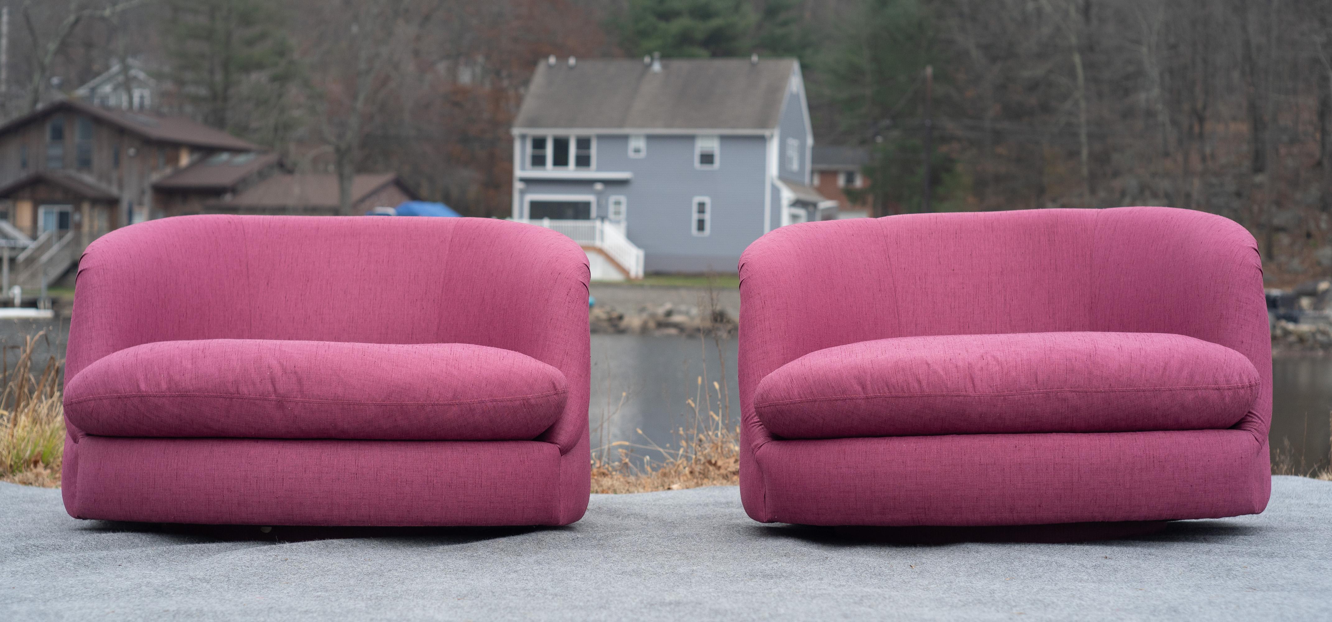 Rara coppia di sedie a vasca Milo Baughman per Thayer Coggin in color magenta originale In condizioni buone in vendita a Philadelphia, PA