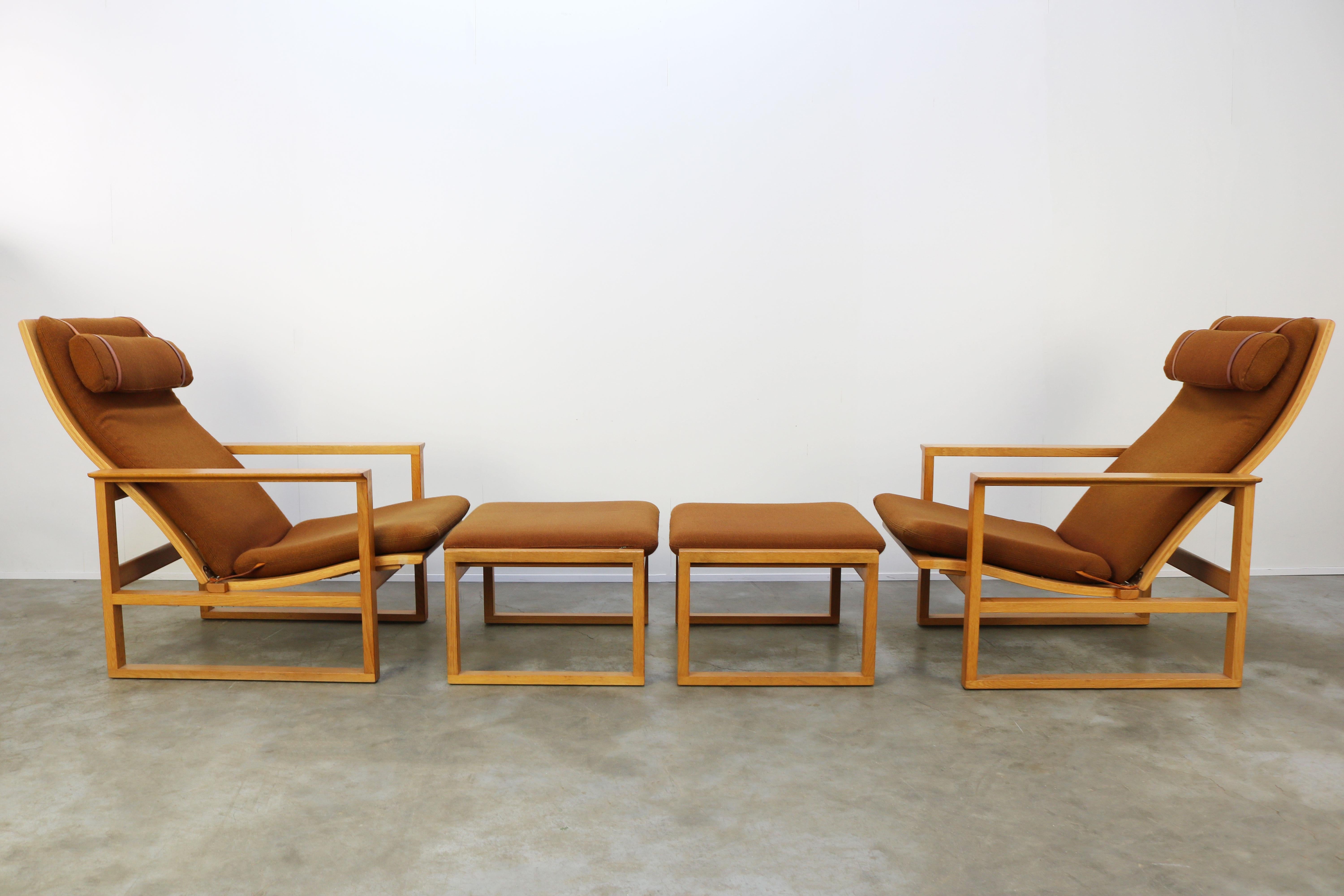 Rare paire de chaises longues modèle 2254. ''Slaedestolen'' et deux ottomans assortis, modèle 2248. Conçu par Børge Mogensen pour Fredericia dans les années 1950. Les chaises longues modèle 2254. peuvent être réglées pour une position assise et une