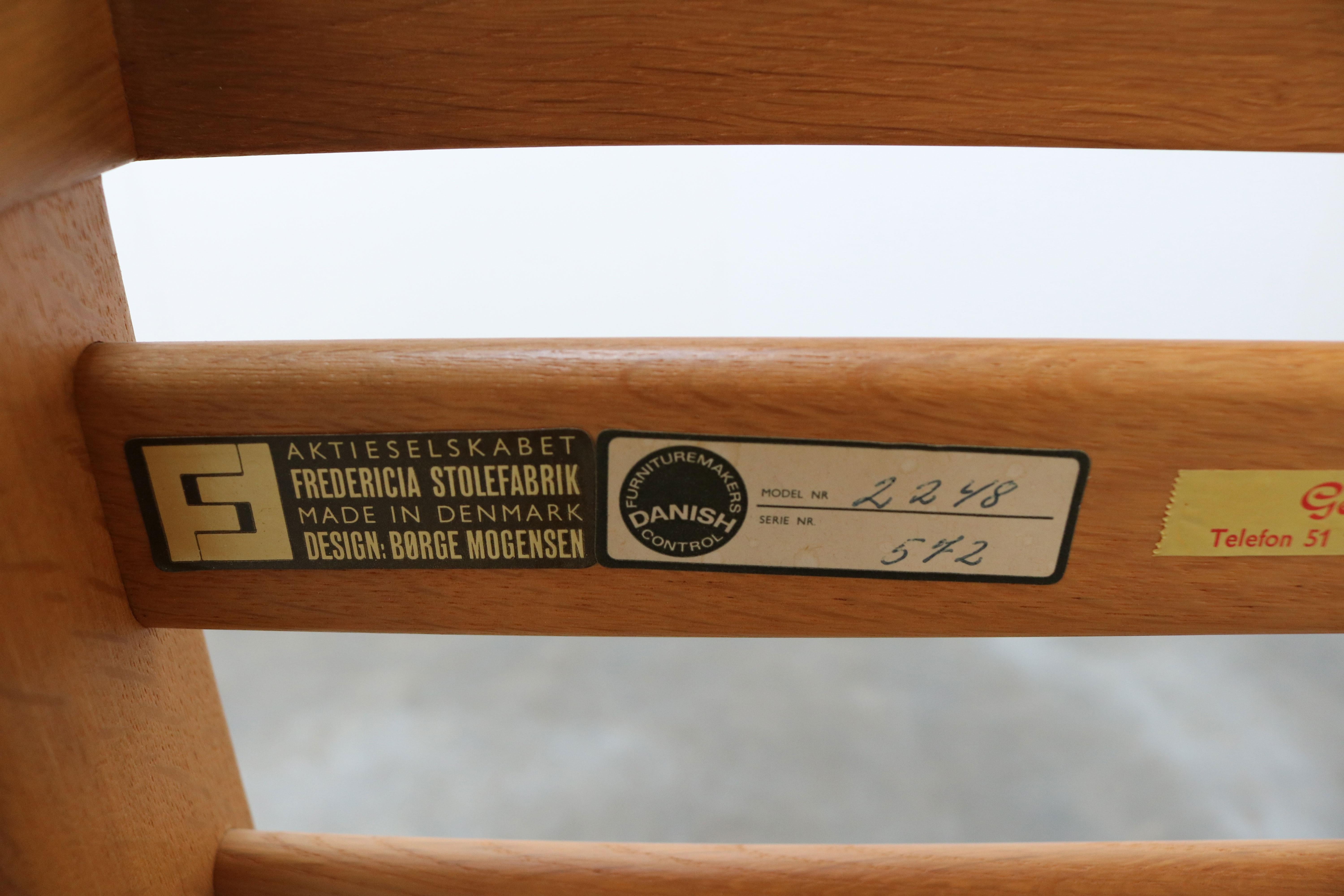 Rare paire de chaises longues modèle 2254 de Børge Mogensen avec poufs Laine des années 1950 en vente 13