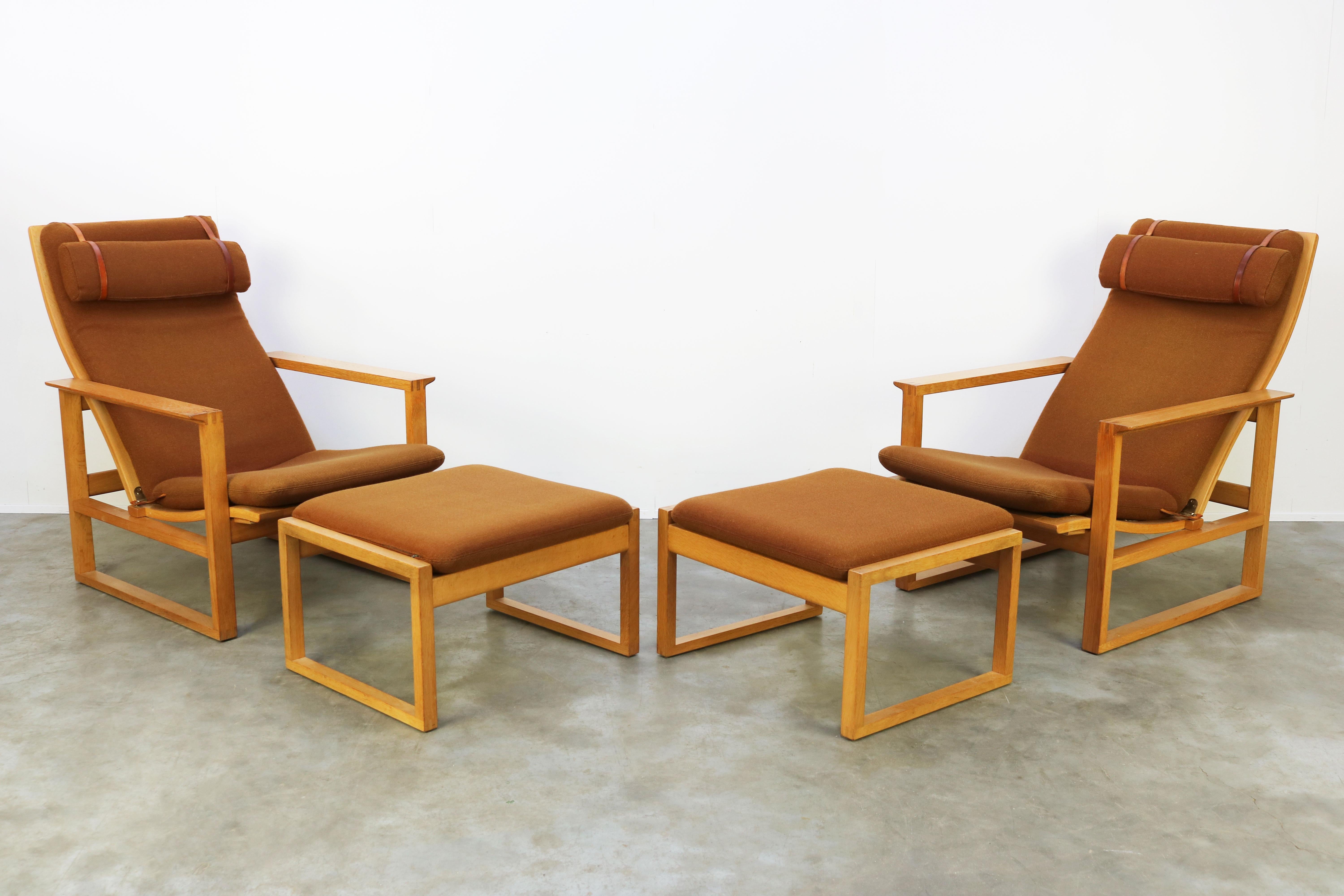 Cuir Rare paire de chaises longues modèle 2254 de Børge Mogensen avec poufs Laine des années 1950 en vente