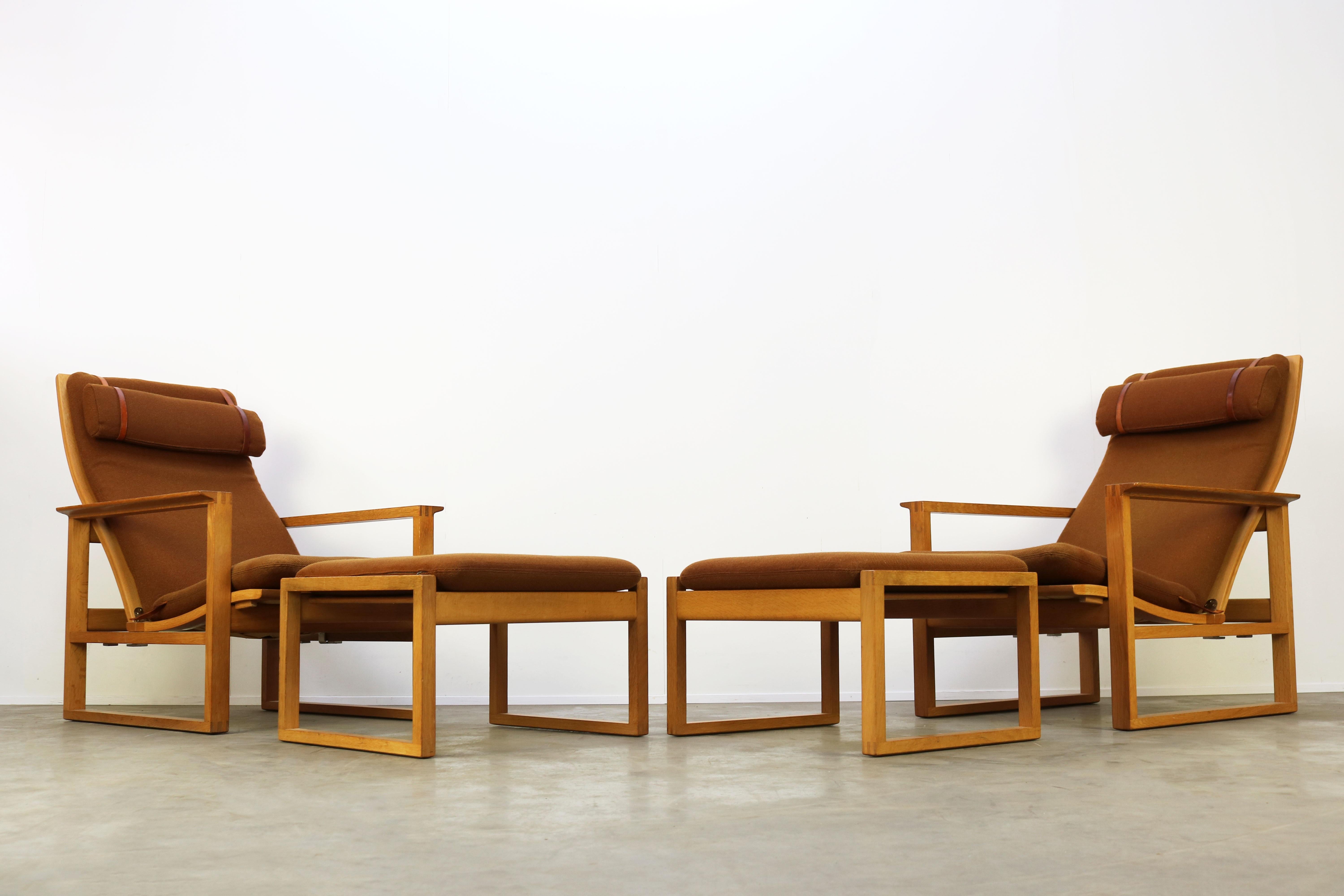 Leather Rare Pair of Model 2254 Lounge Chairs by Børge Mogensen with Ottomans 1950s Wool For Sale