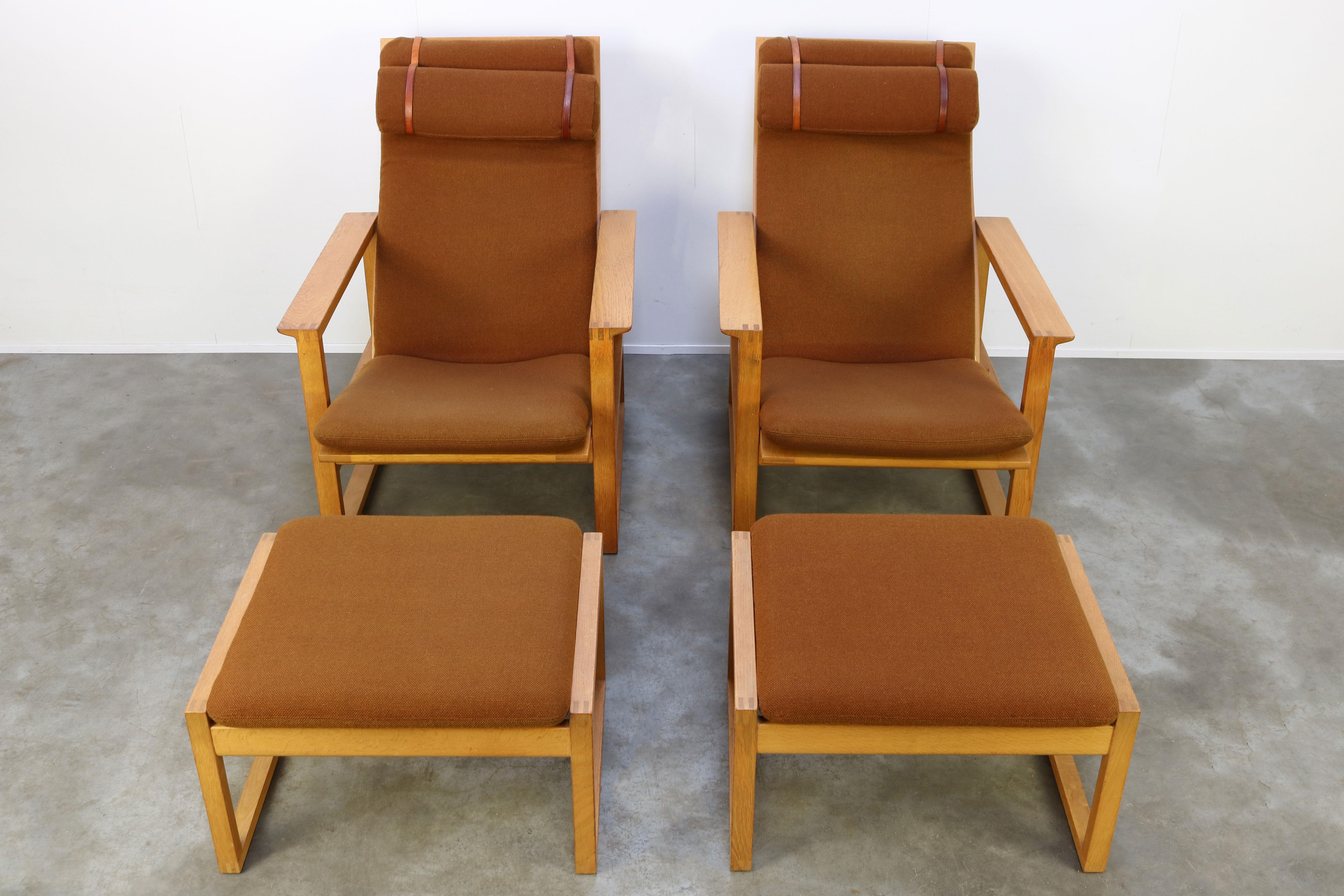 Rare paire de chaises longues modèle 2254 de Børge Mogensen avec poufs Laine des années 1950 en vente 2
