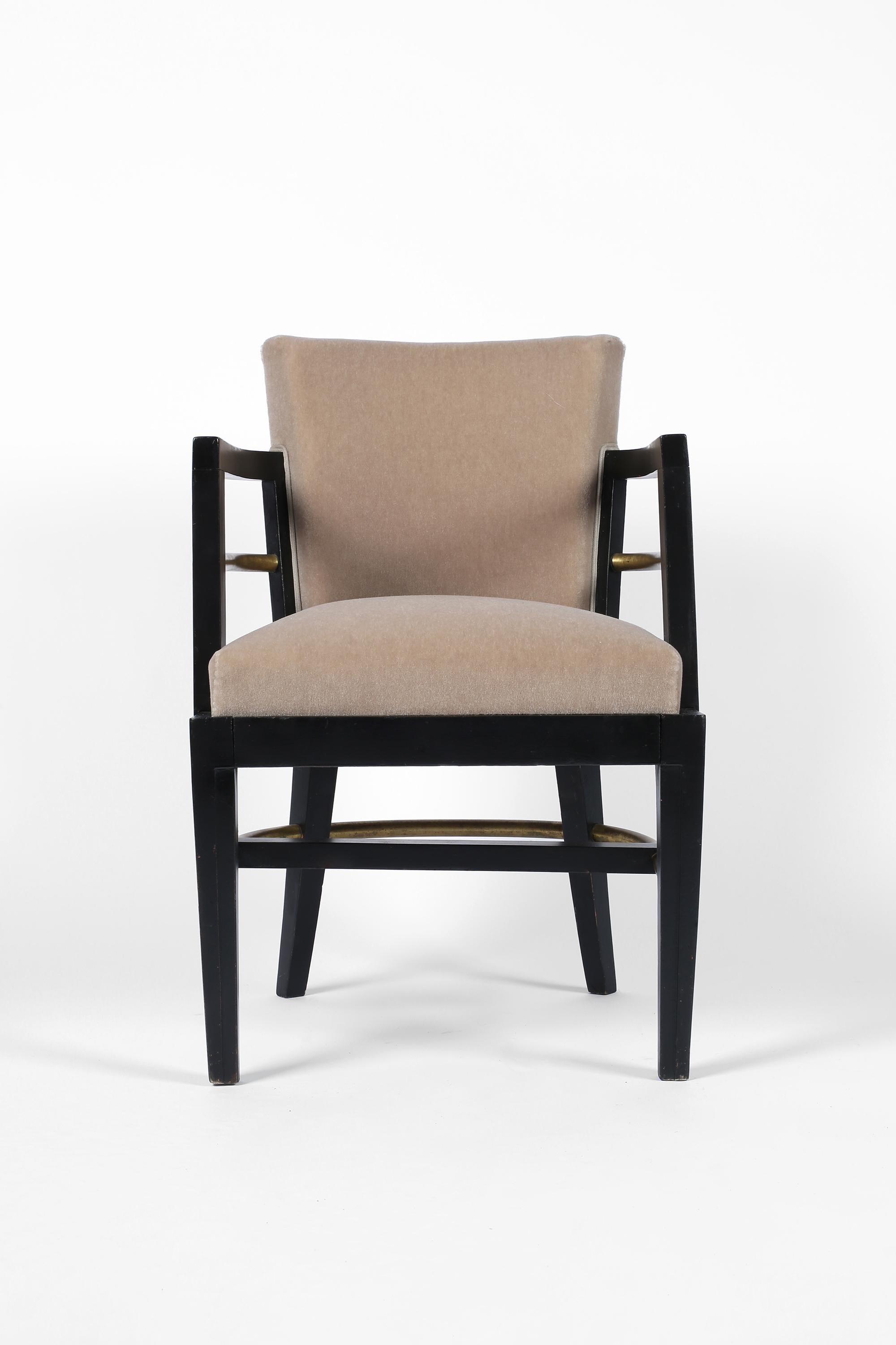 Une paire de rares fauteuils modernistes Art Deco attribués au designer du début du 20e siècle René Herbst. Les cadres sont laqués en noir avec des détails géométriques sculptés et des châssis tubulaires en laiton. Ils ont été récemment recouverts