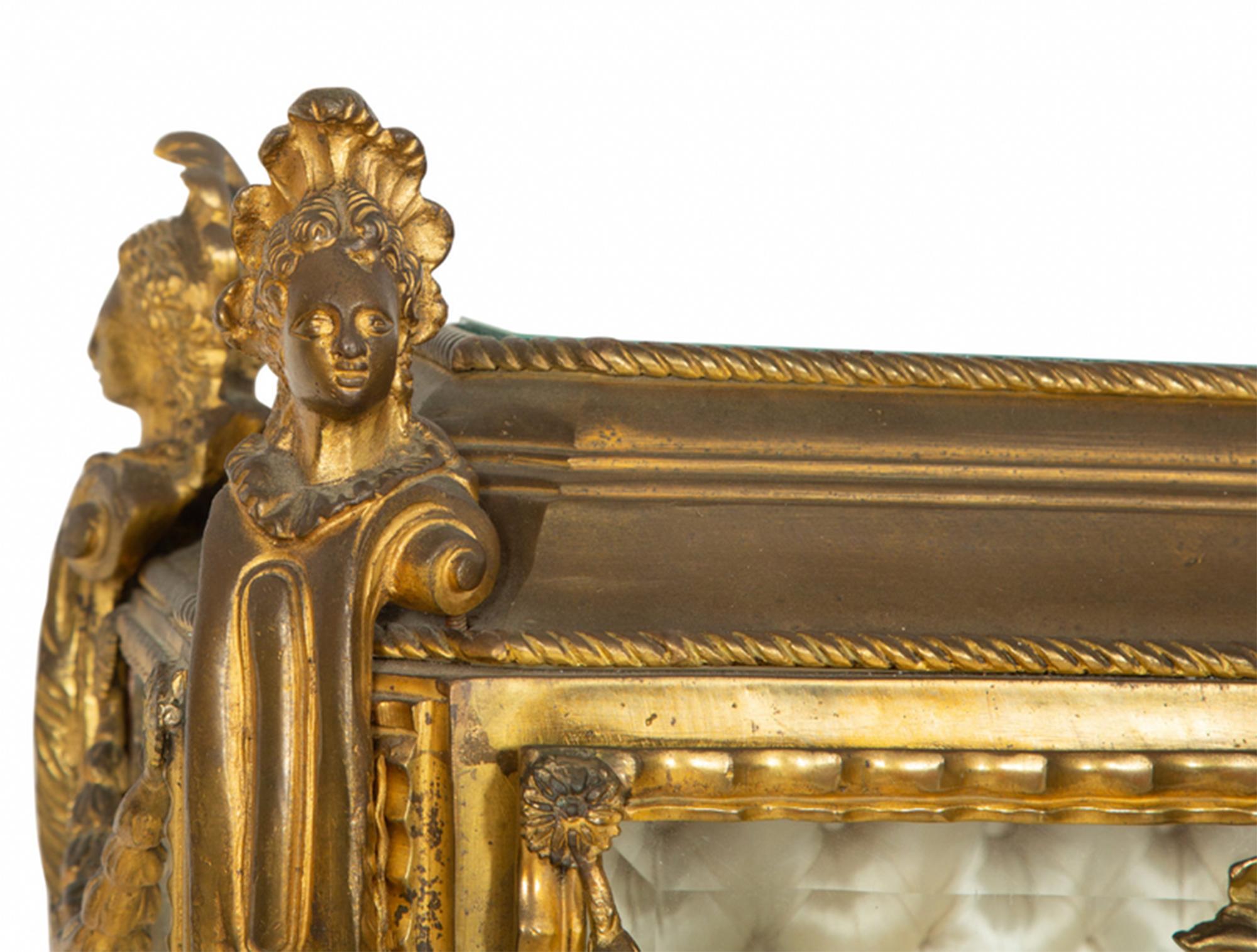 Moulage Rare paire de vitrines à mascarons Napoléon III en bronze doré  en vente