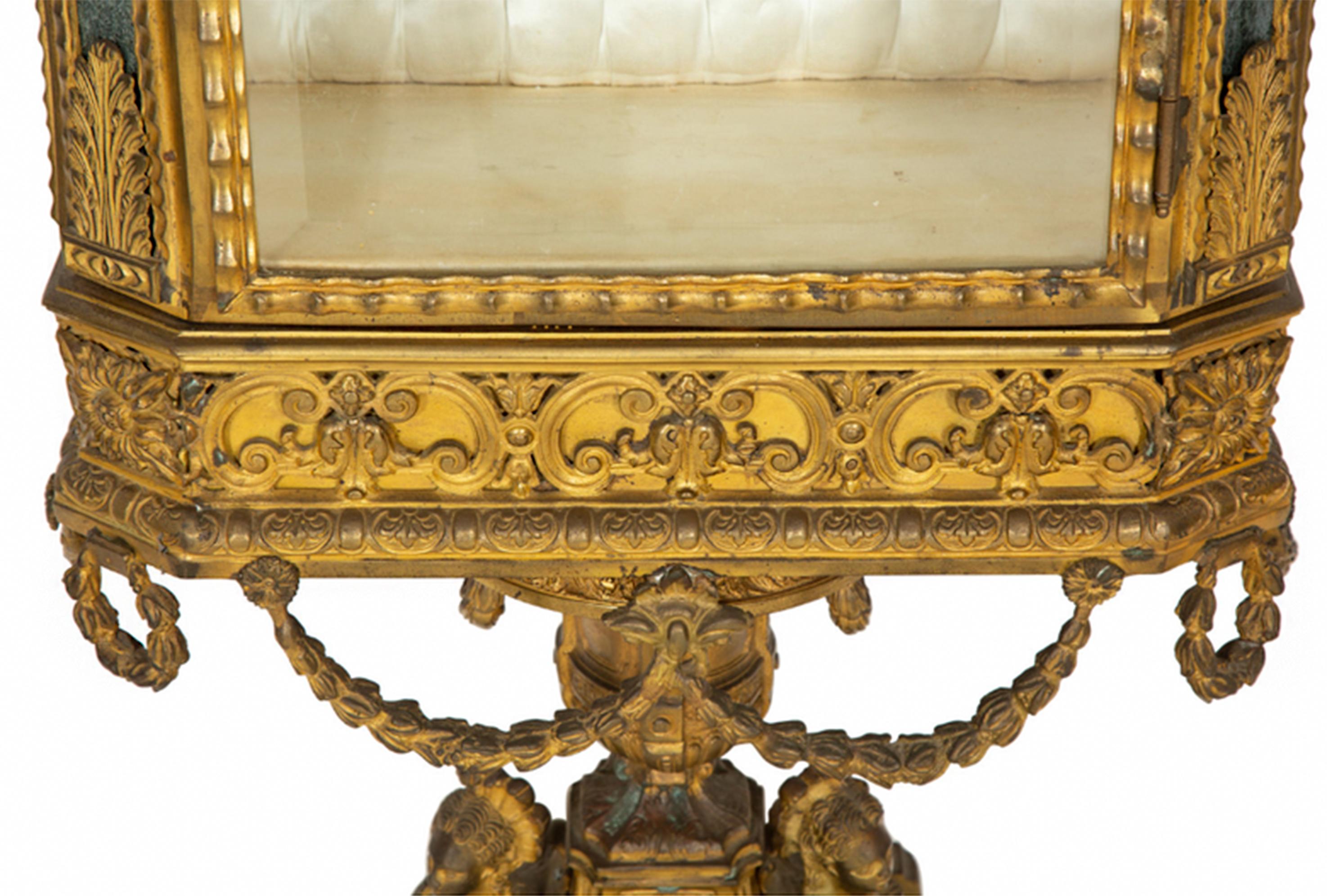 XIXe siècle Rare paire de vitrines à mascarons Napoléon III en bronze doré  en vente