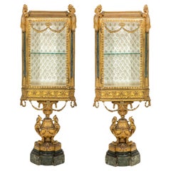 Seltenes Paar Napoleon III. Mascaron-Vitrinen aus vergoldeter Bronze 