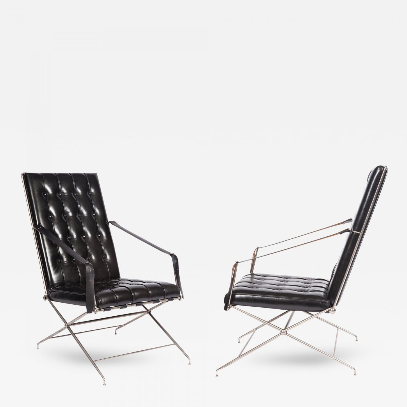 Diseñadas por John Vesey hacia 1958, este par de sillas ajustables de la campaña napoleónica son del modelo de su repertorio que rara vez aparece en el mercado vintage. Estas sillas se construyeron con un armazón mental de aspecto elegante y