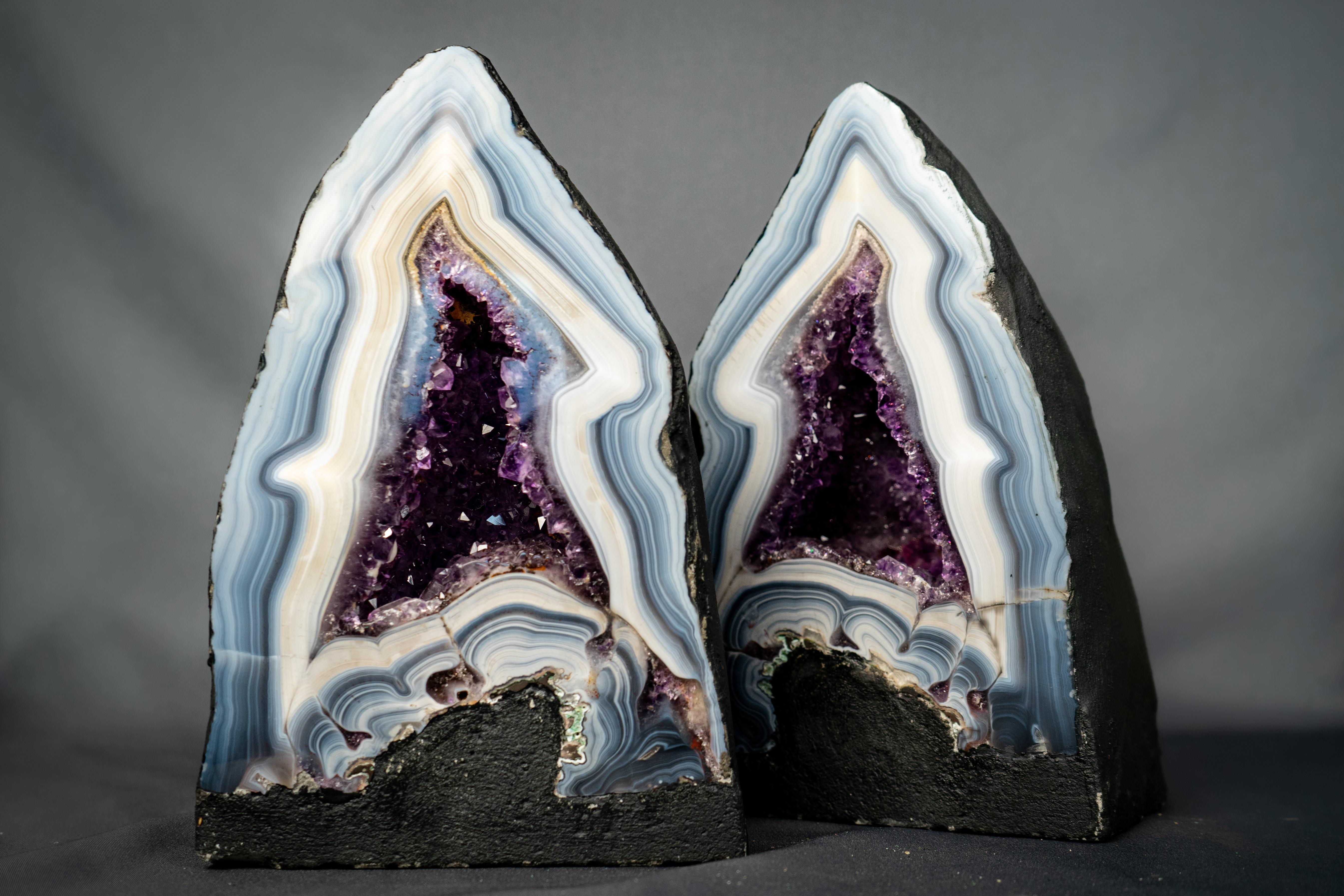 Sammlerstück Blauer Spitzenachat Geoden-Paar: Ein harmonisches Set mit seltenen Formationen, kräftigen weißen und blauen Spitzen

▫️ Beschreibung

Diese beiden seltenen Achatgeoden bilden ein zusammengehöriges Paar, das die natürliche Kunst der