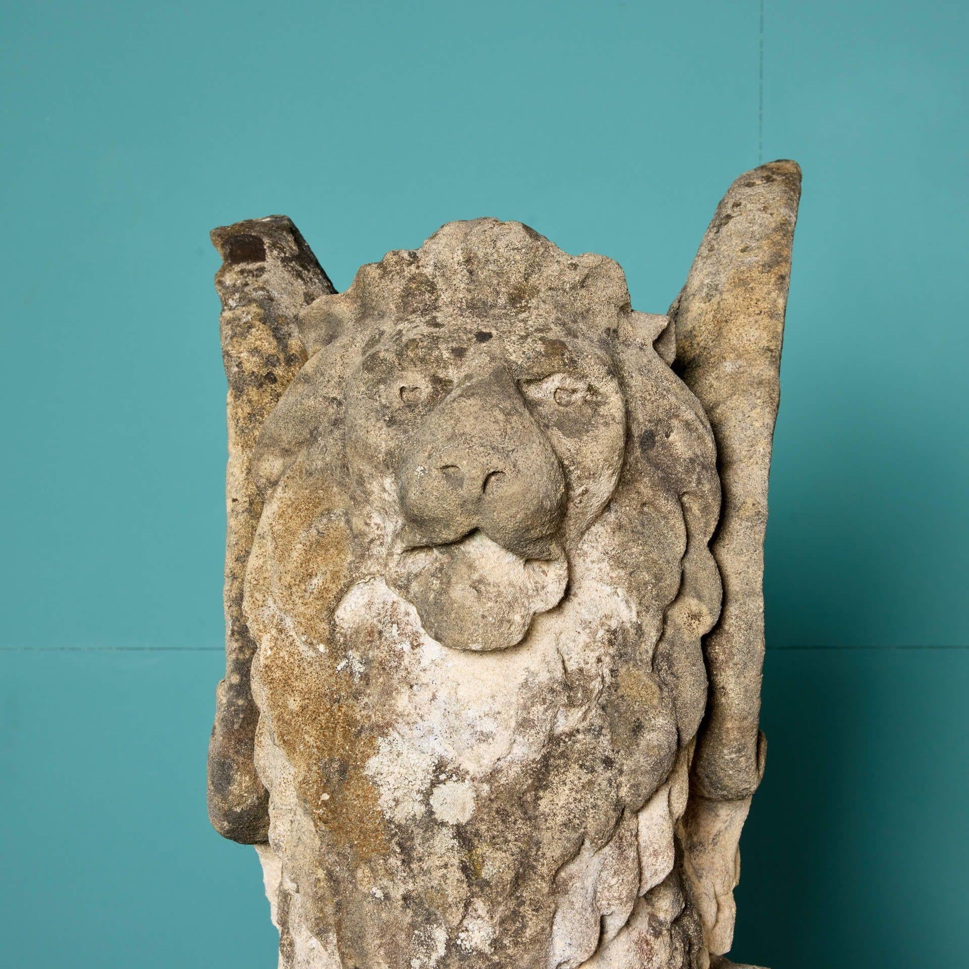 Seltenes Paar geflügelter Löwenstatuen aus natürlichem Kalkstein (Englisch) im Angebot